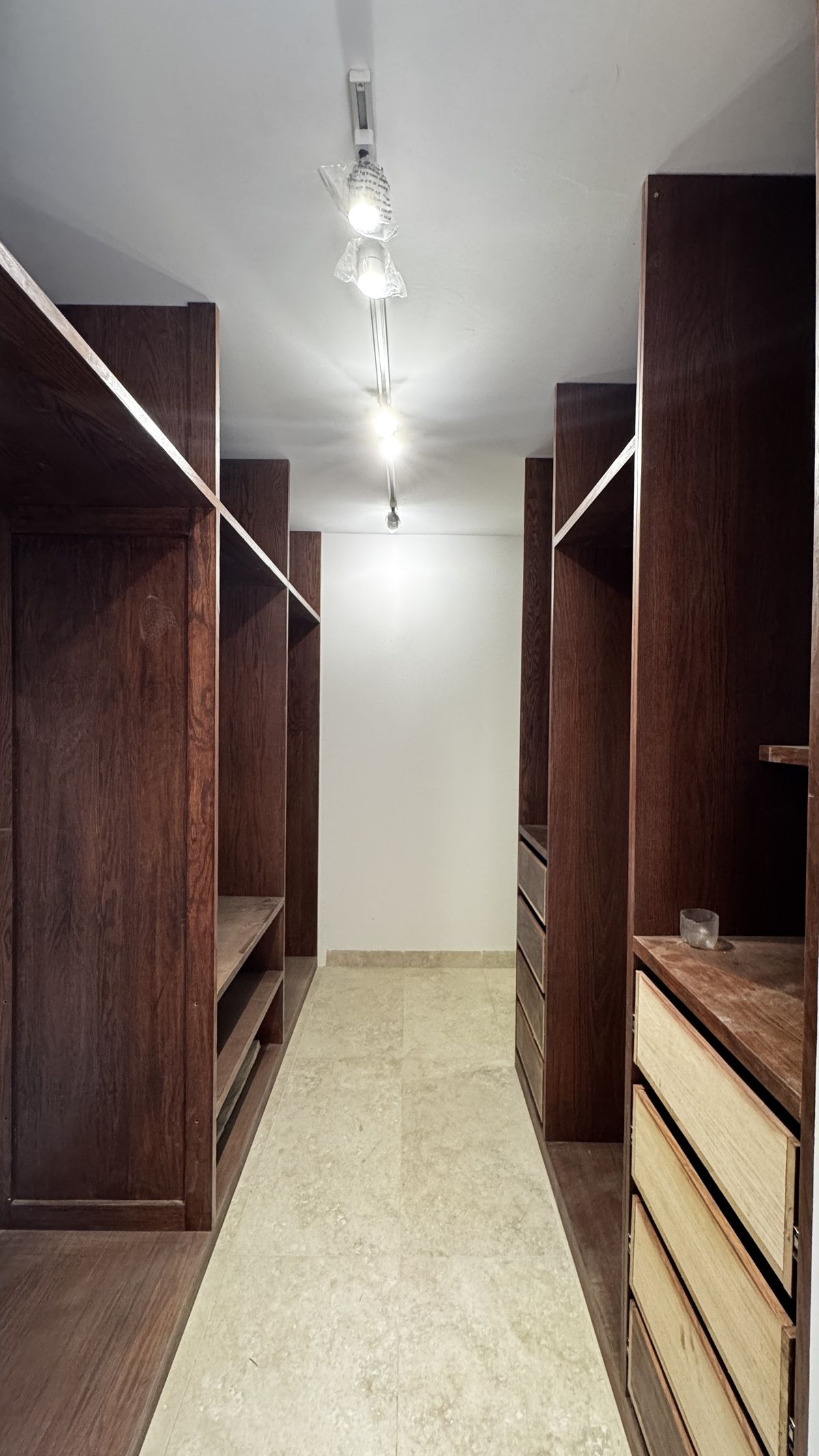 17 de 22: vestidor recamara principal