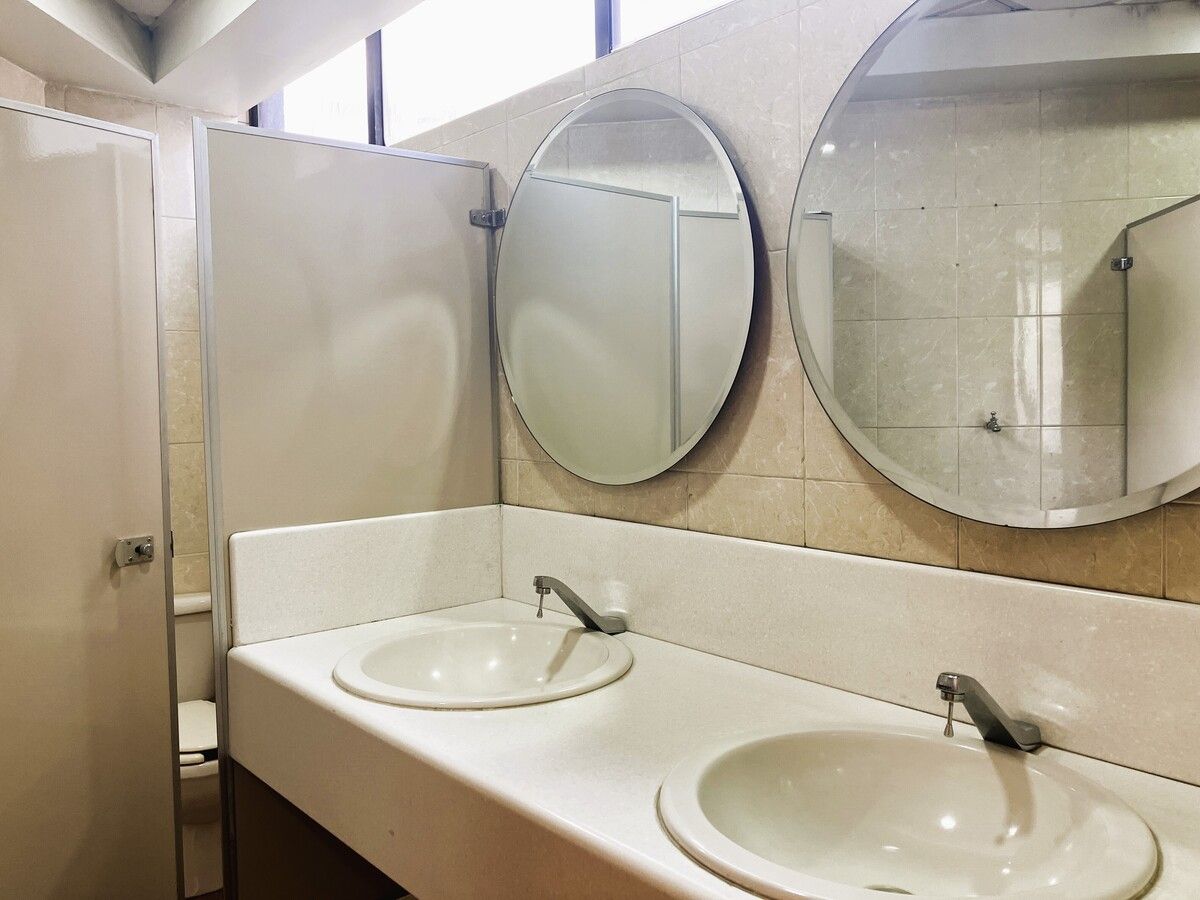 5 of 8: baños en área común