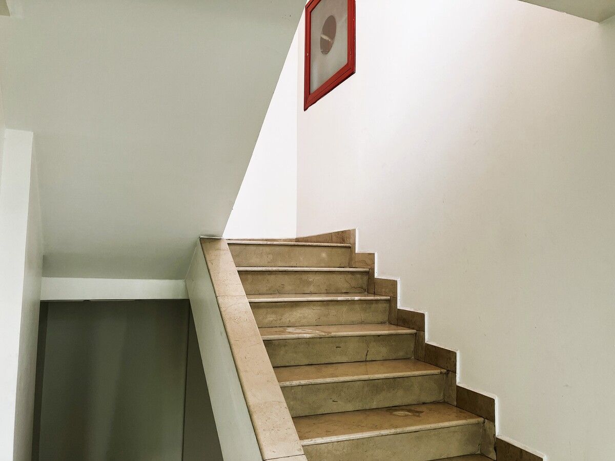 6 of 8: escalera de emergencia