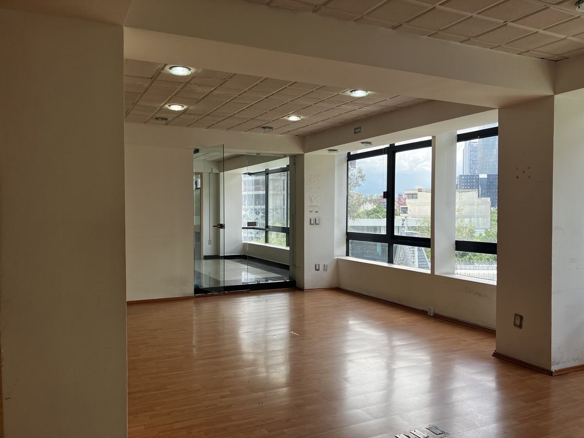 1 of 8: Acceso y área abierta