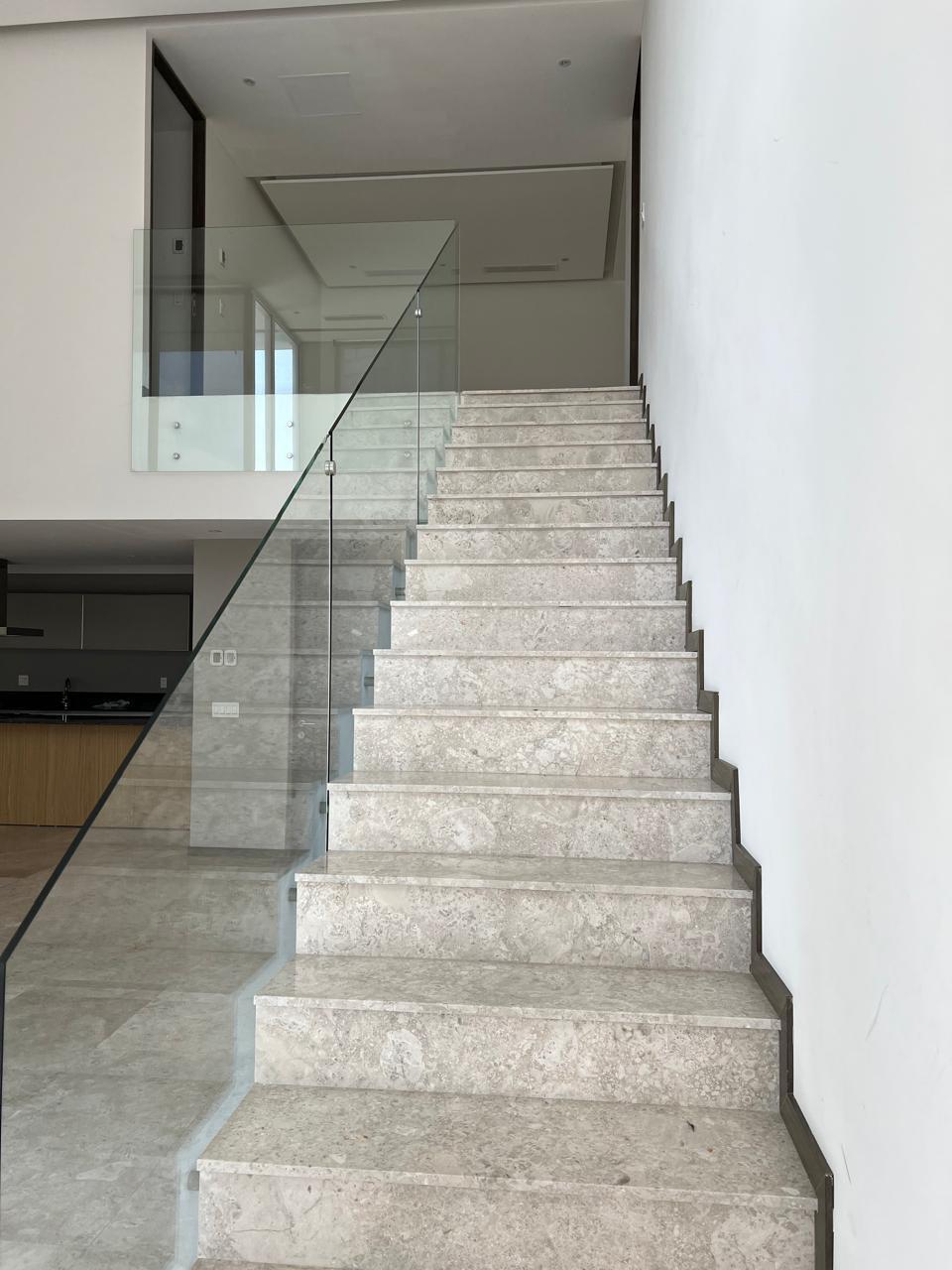 23 de 44: Escalera