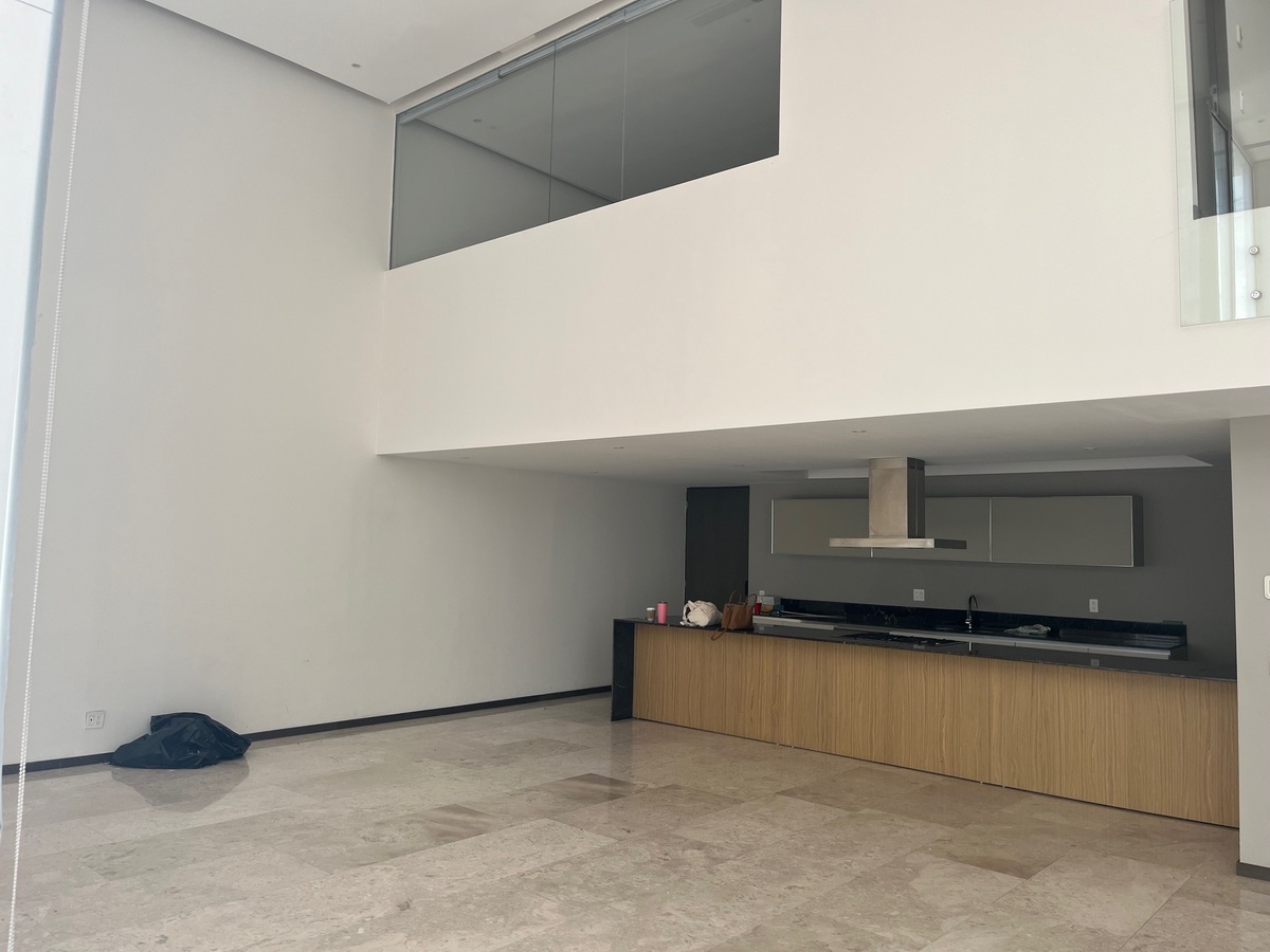 5 de 44: sala a doble altura
