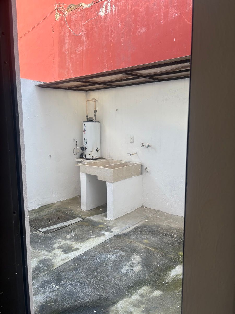 19 de 33: Patio de servicio