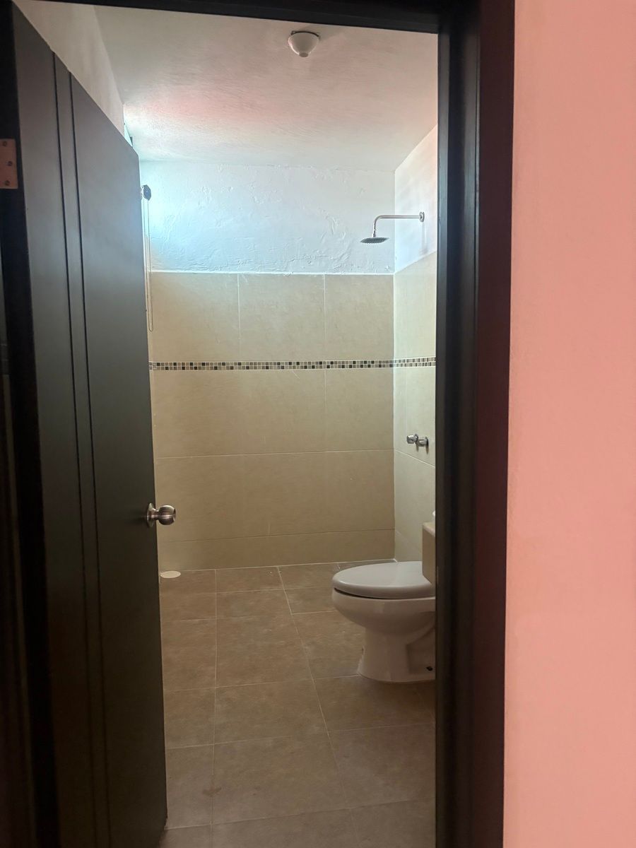 29 de 33: Baño completo compartido para recámaras secundarias