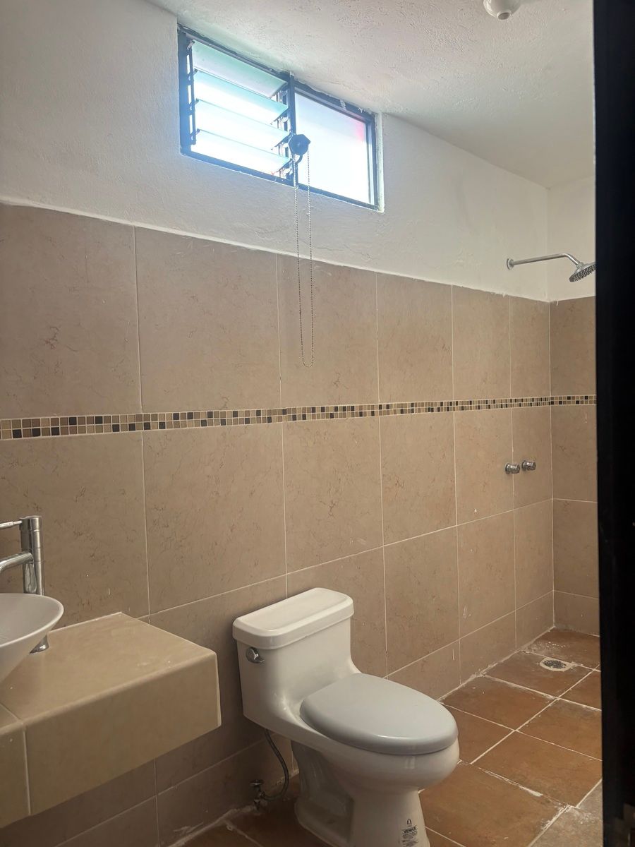 33 de 33: Baño completo de recámara principal