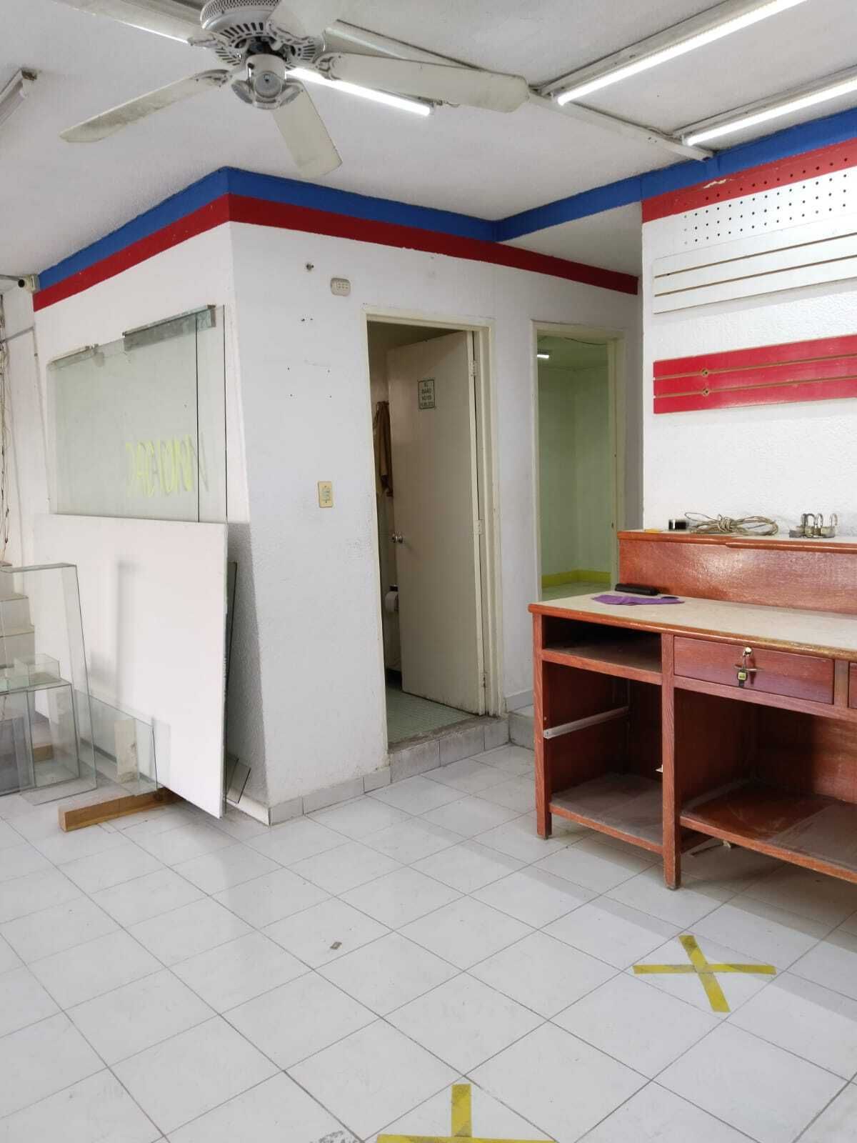 4 de 7: Entrada a Baño y Bodega
