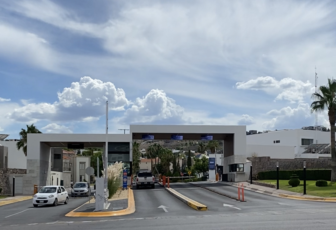 2 of 18: Entrada al fraccionamiento