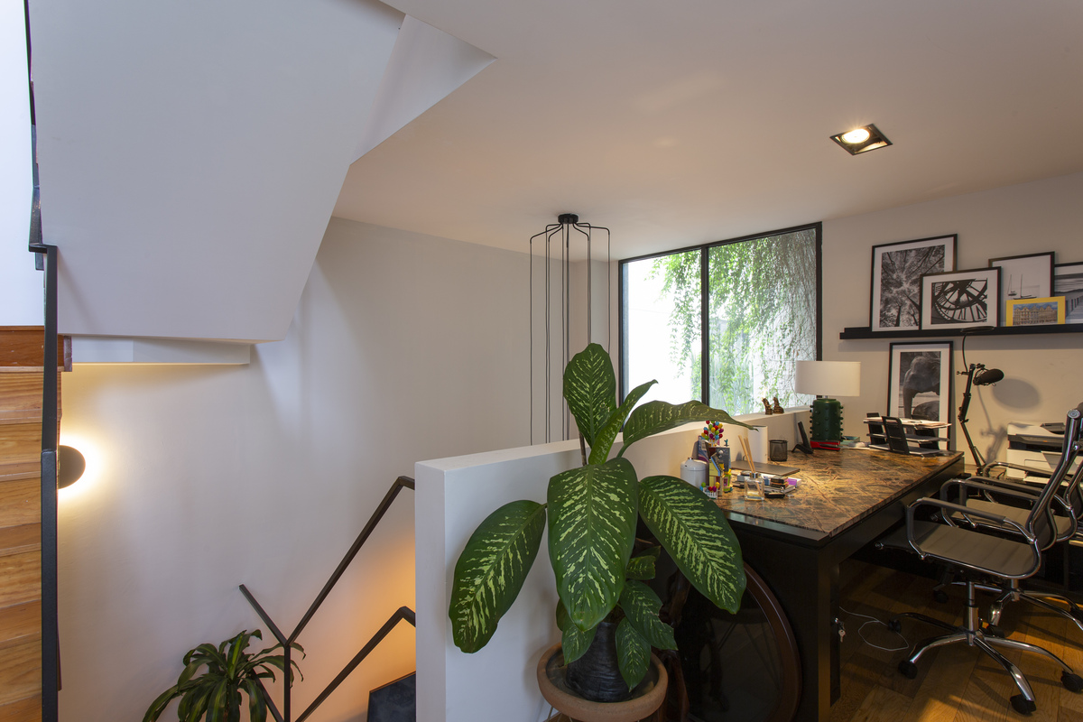 14 de 35: Estudio en primer piso con librero