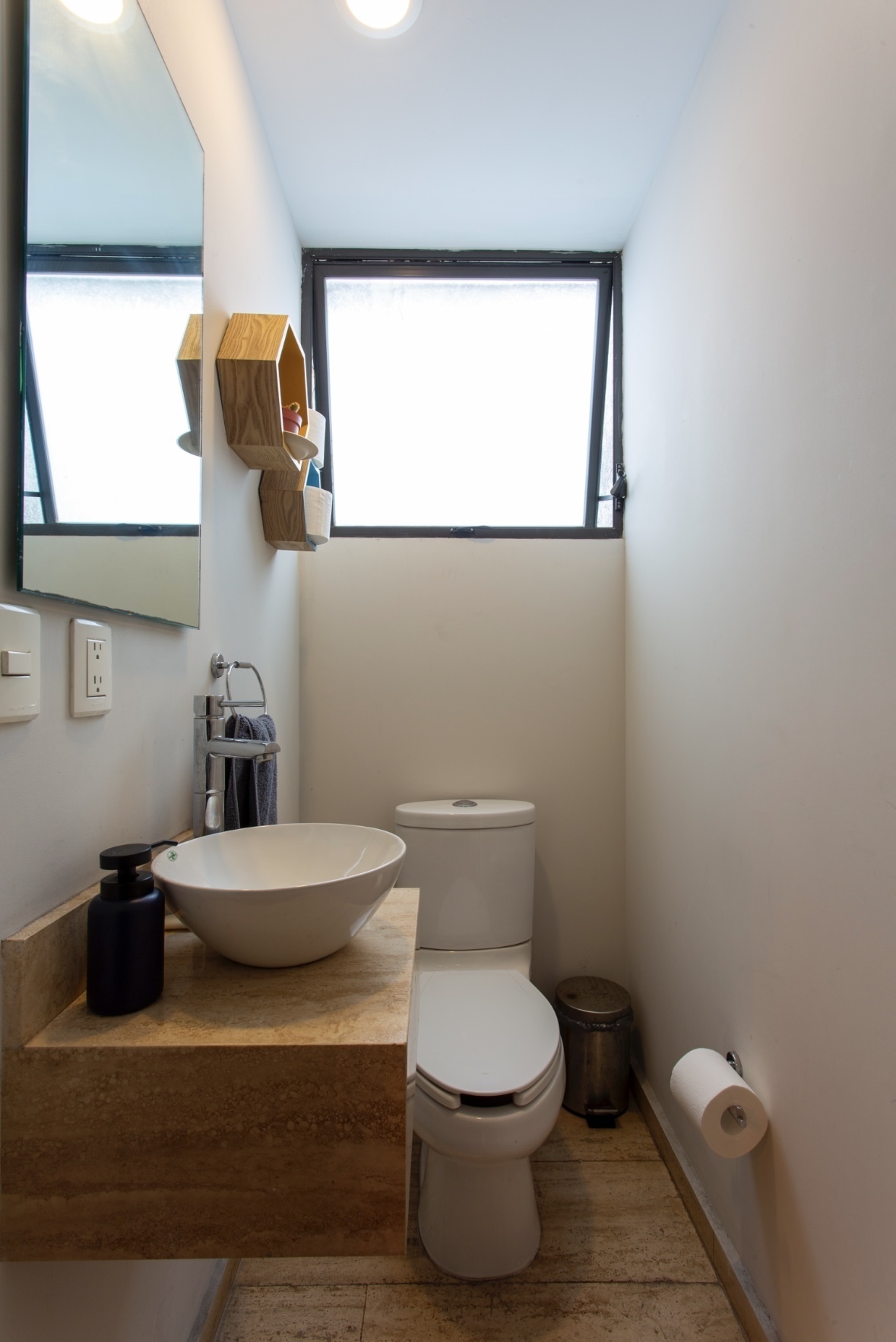 20 de 35: Medio baño en PB