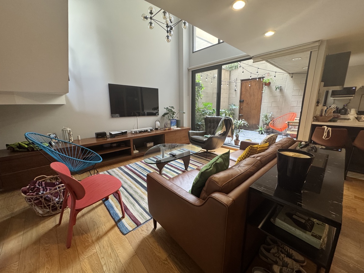 3 de 35: Sala con acceso a primer patio