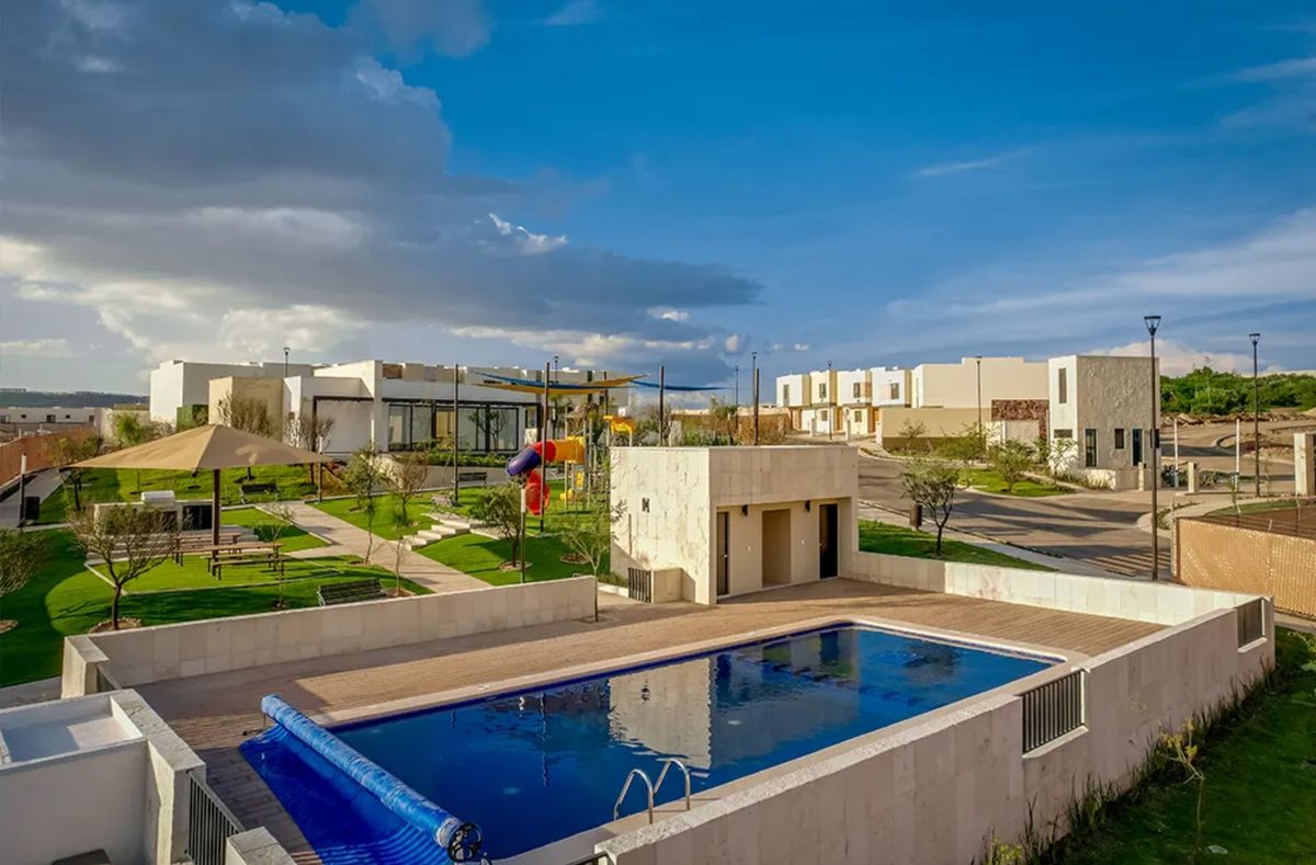 9 of 13: Alberca en privada