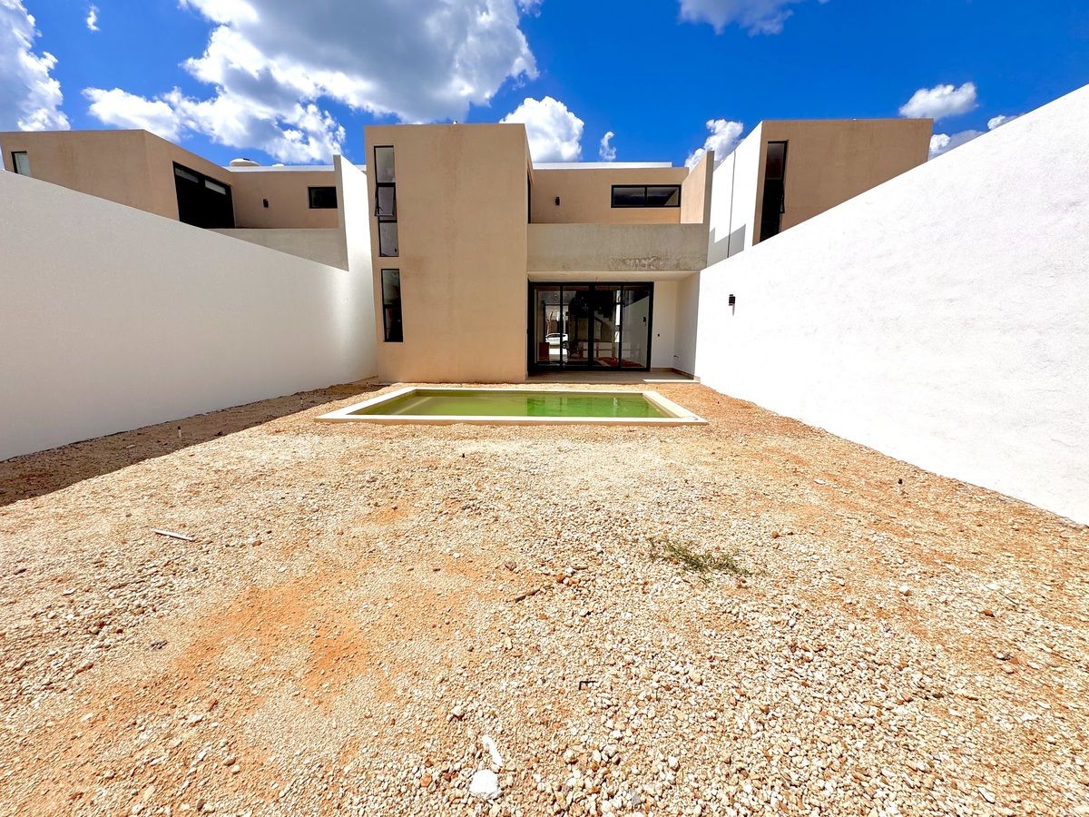 3 de 44: PATIO TRASERO