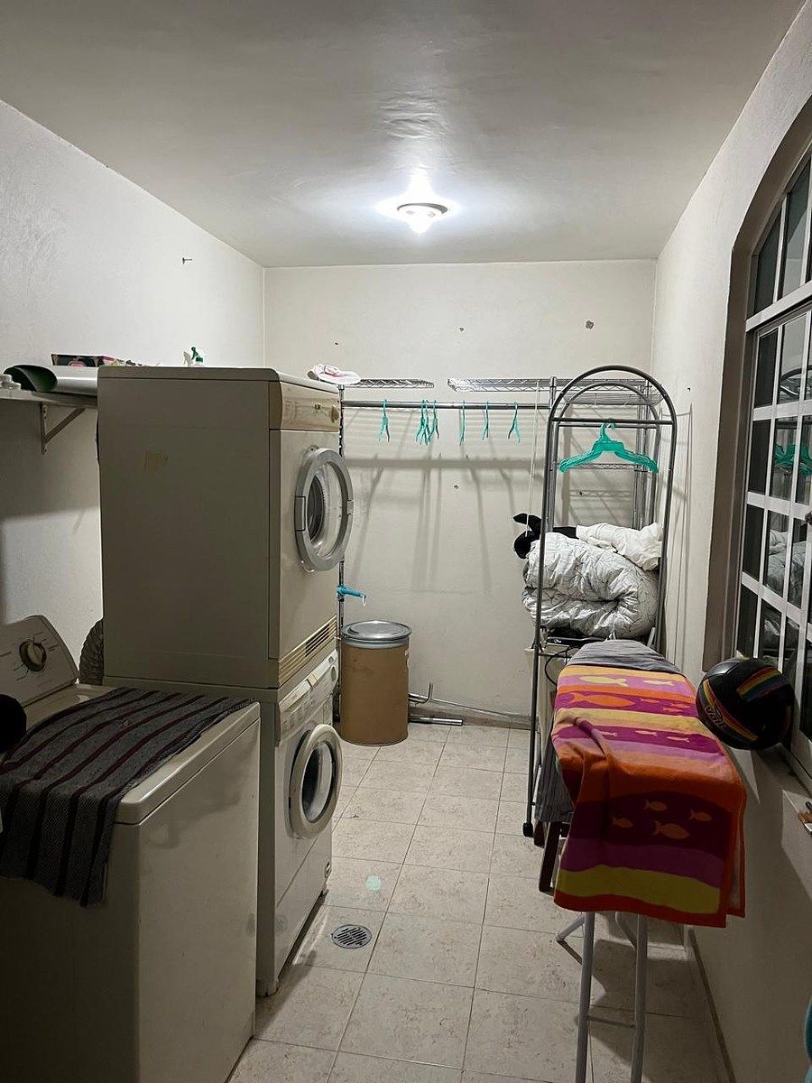 11 of 20: Cuarto de lavado y patio de tendido con acceso lateral