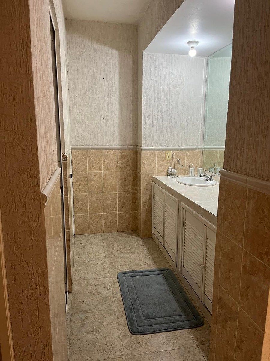 17 of 20: Baño Recamaras Secundarias