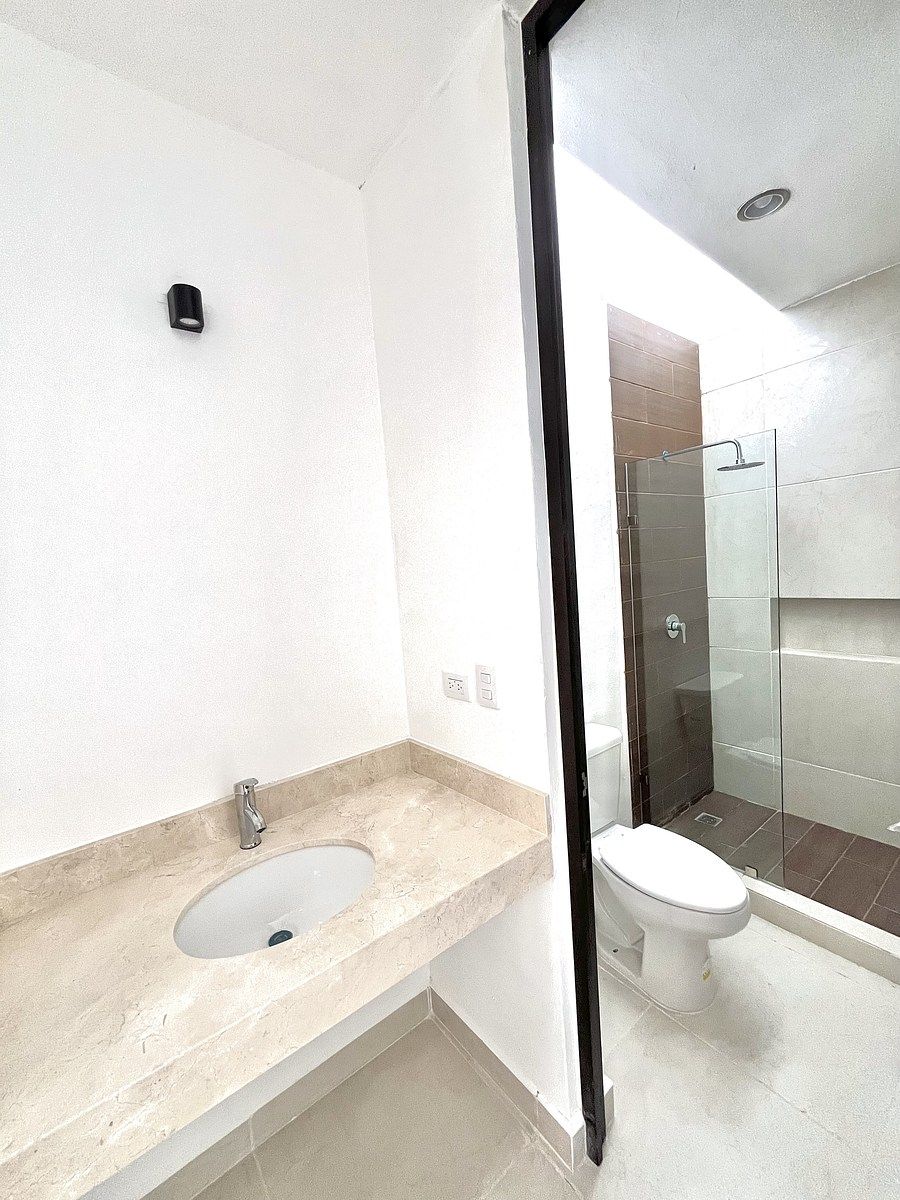 13 de 21: Baño de la recámara principal