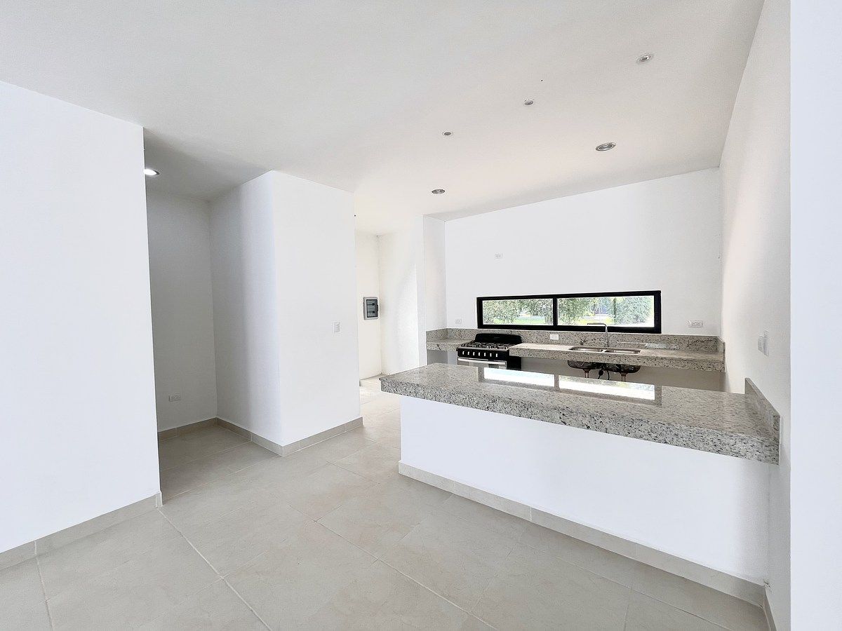 5 de 21: Cocina y acceso al baño de visitas