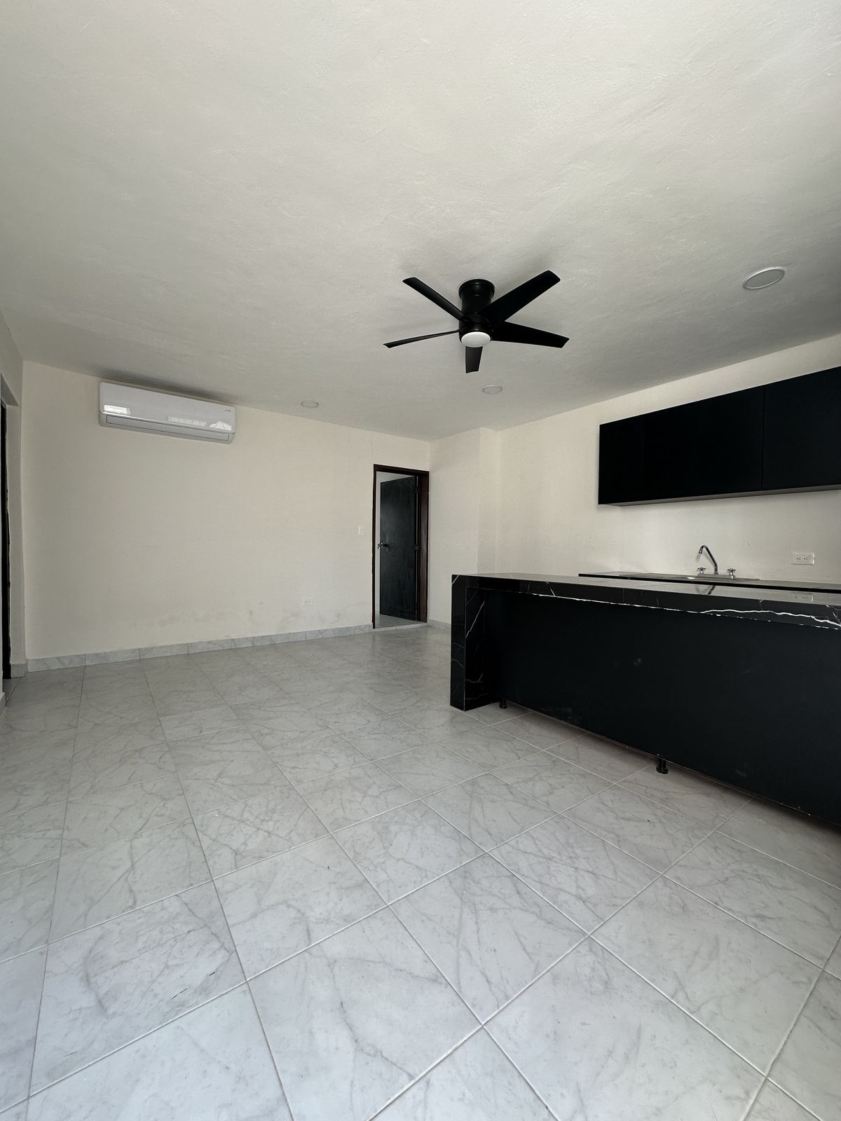 2 of 13: Sala/comedor