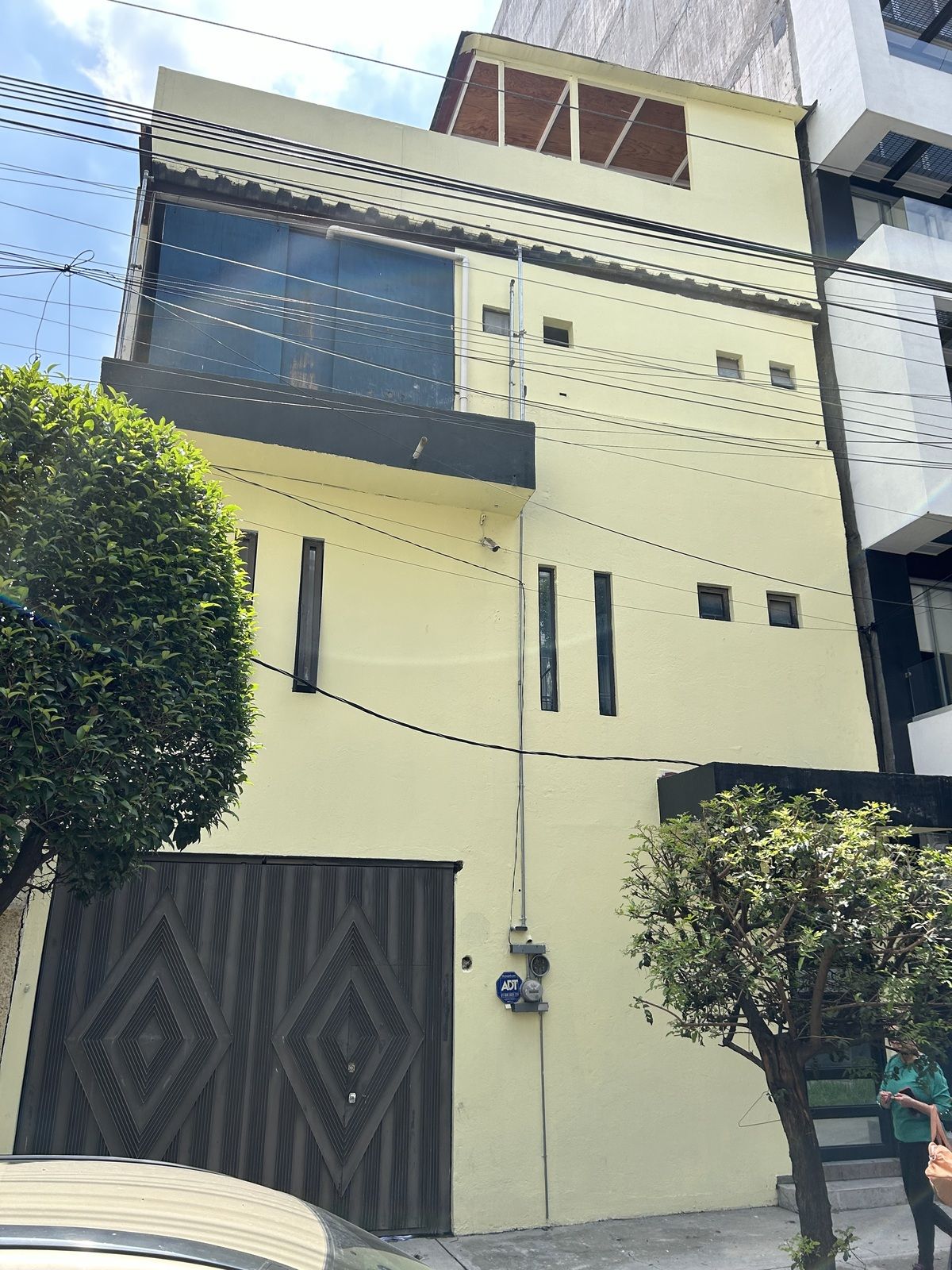 1 of 32: Fachada