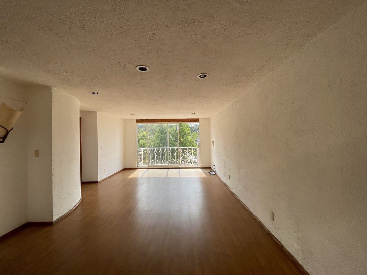 4 de 21: Sala-comedor vista de la cocina