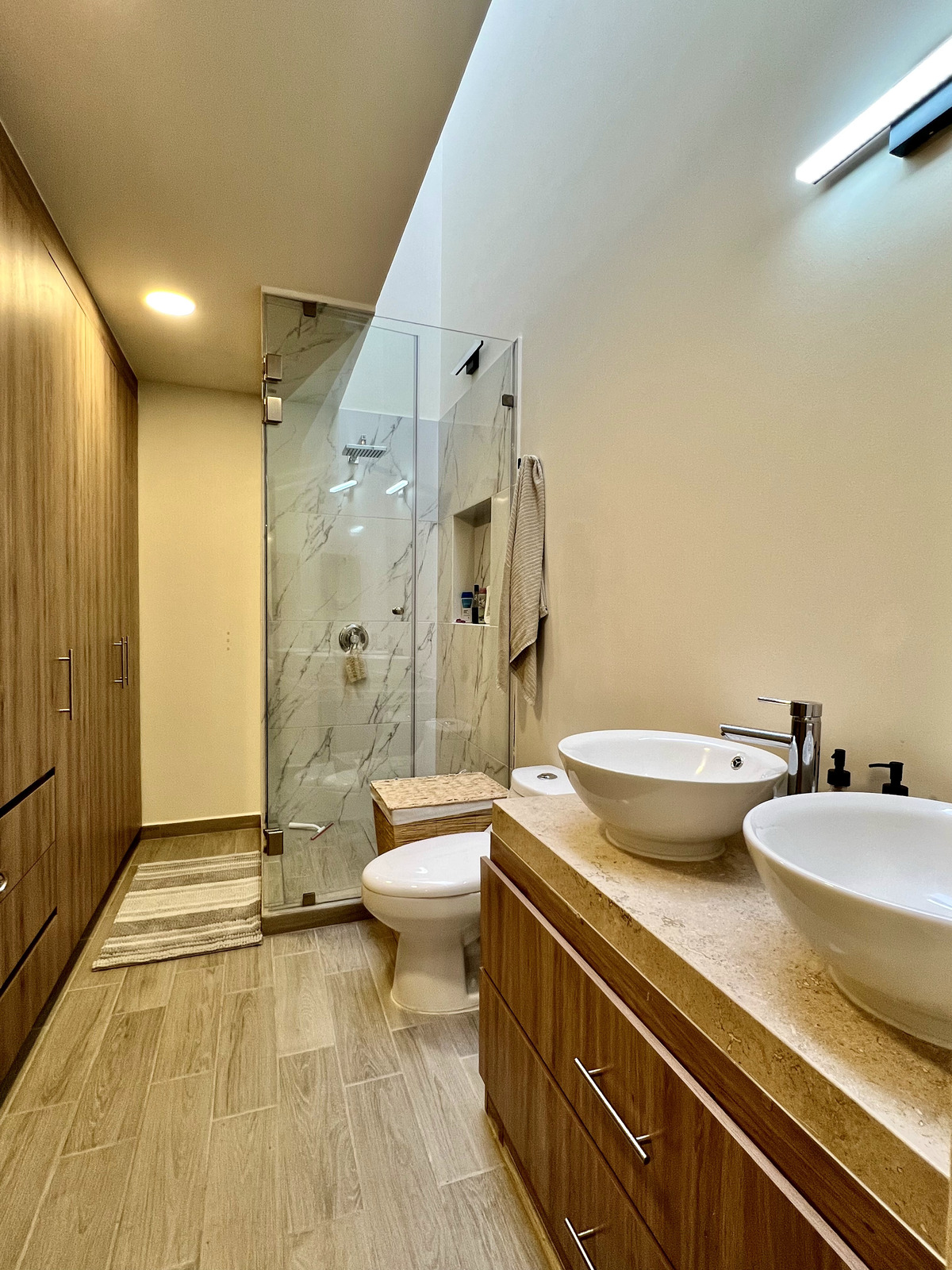 9 de 17: BAÑO HABITACION PRINCIPAL Y VESTIDOR