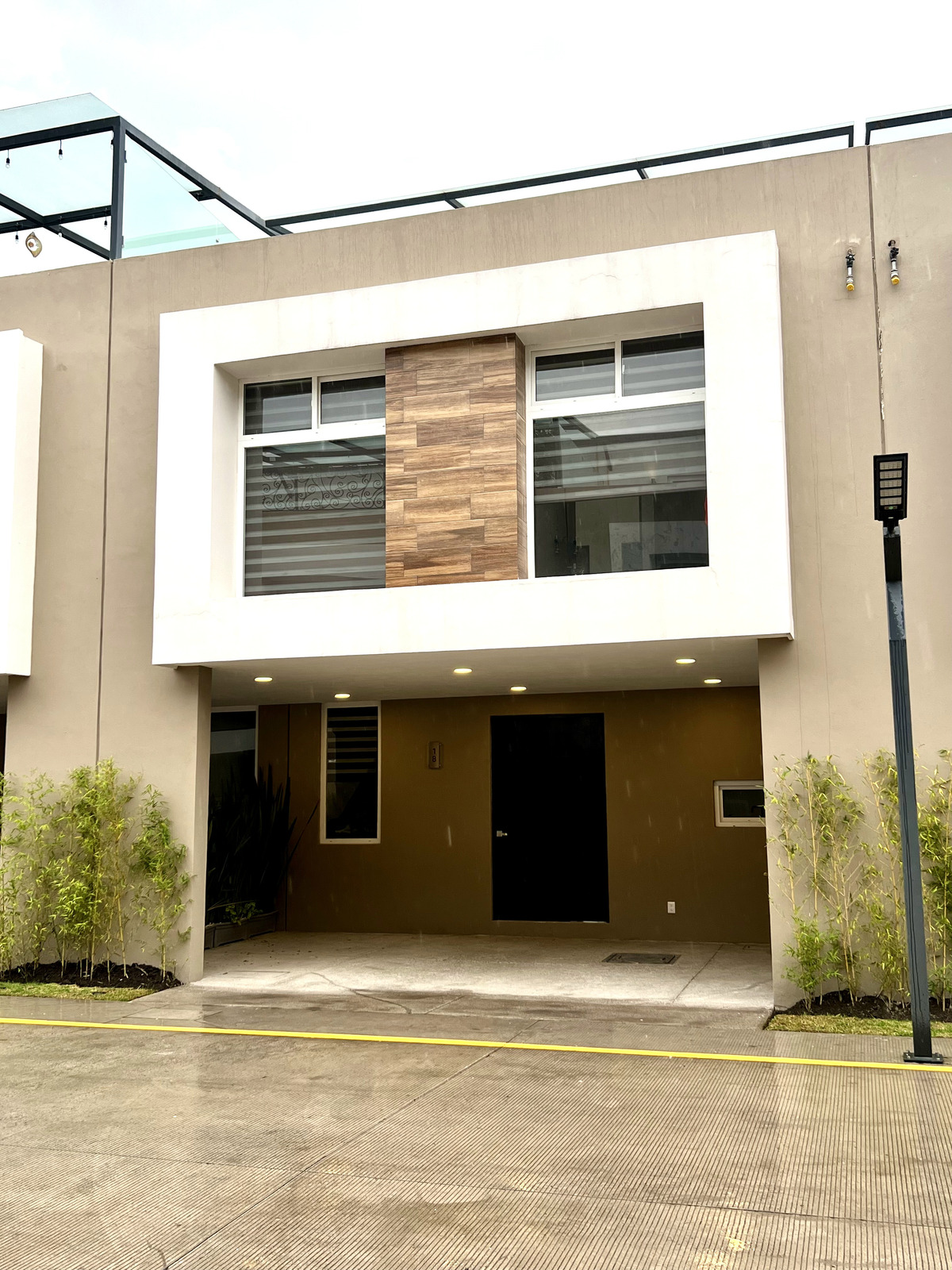 15 de 17: FACHADA CASA ESTACIONAMIENTO PARA DOS AUTOS TECHADOS