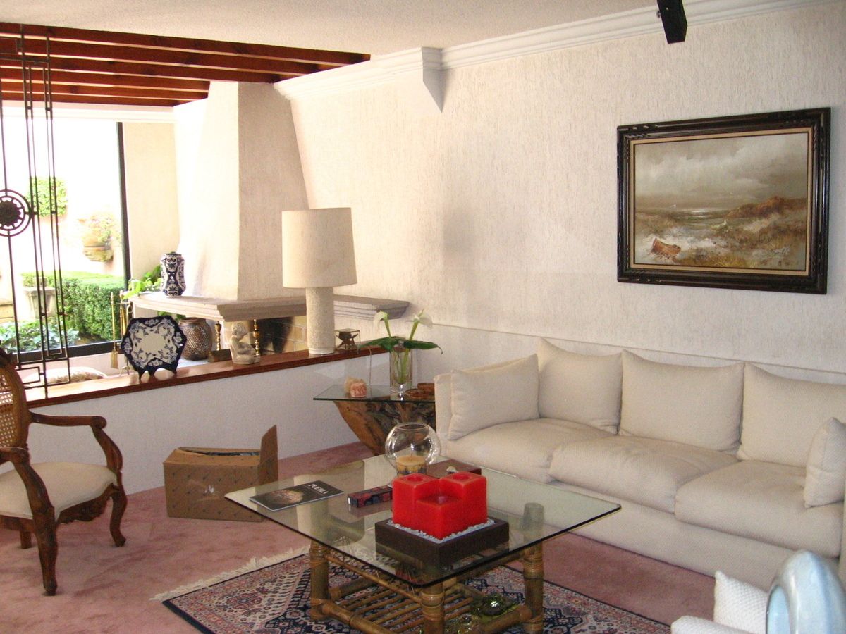 4 of 31: Sala con vista al jardín y al área social con la chimenea.