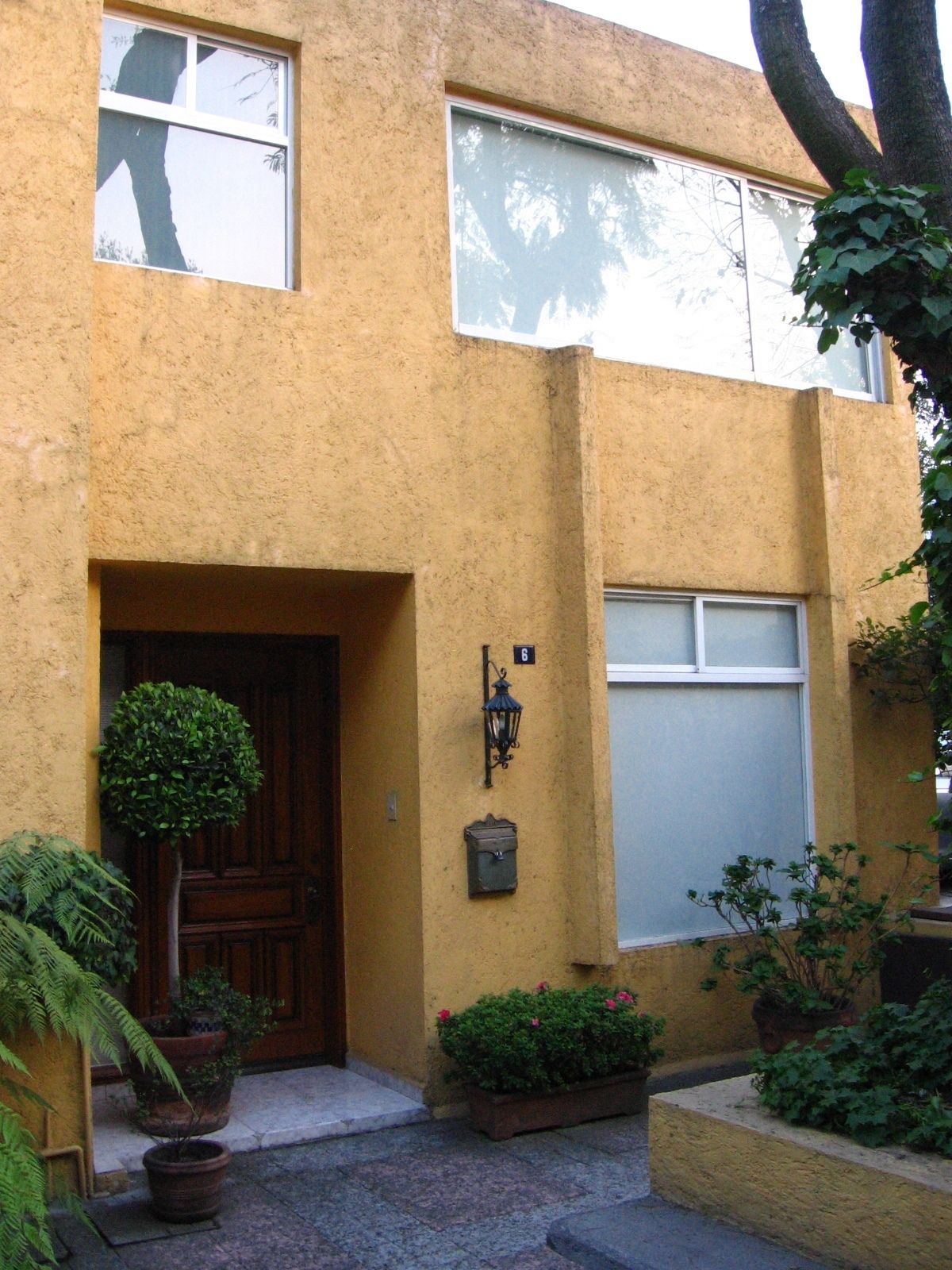 1 of 31: Fachada principal.