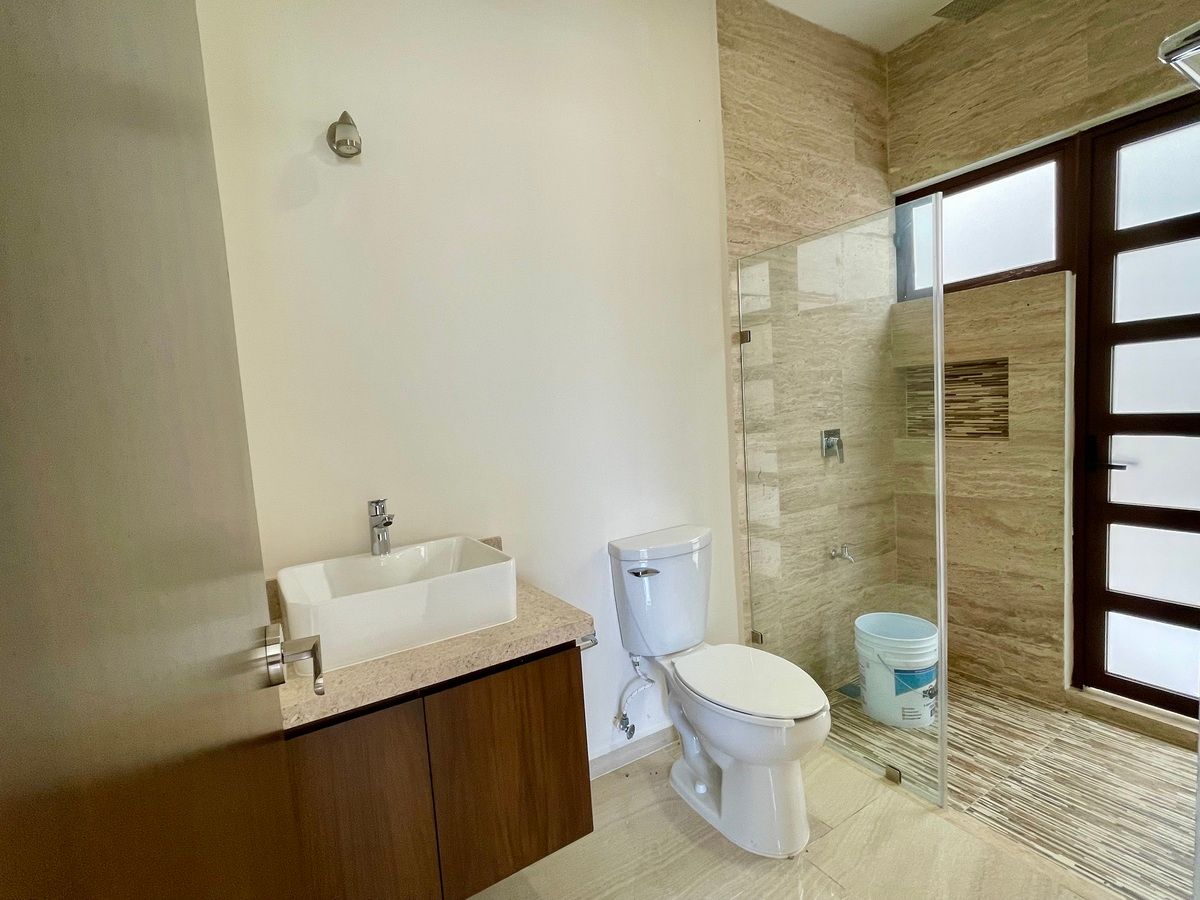 13 de 24: baño recamara planta baja con salida al pasillo de servicio