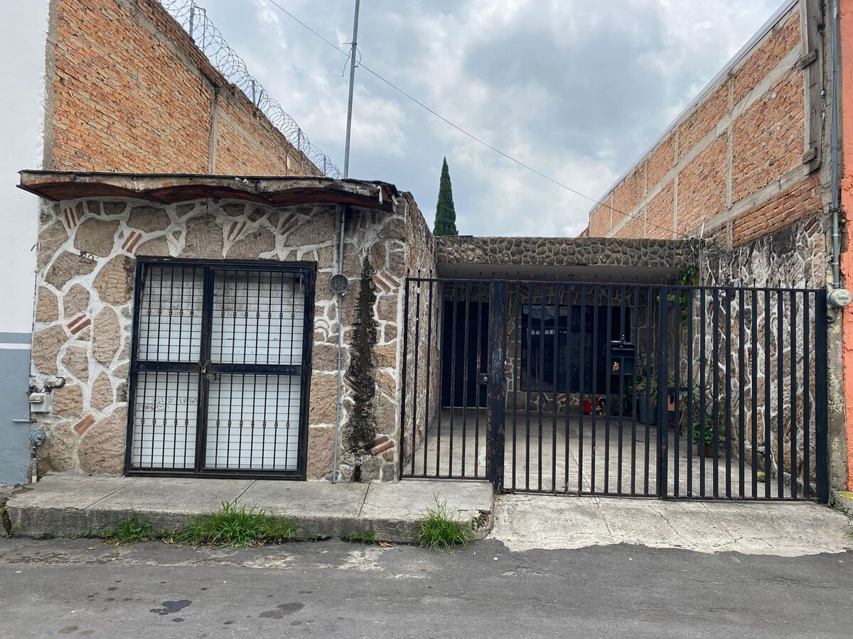 1 of 24: COCHERA Y LOCAL COMERCIAL