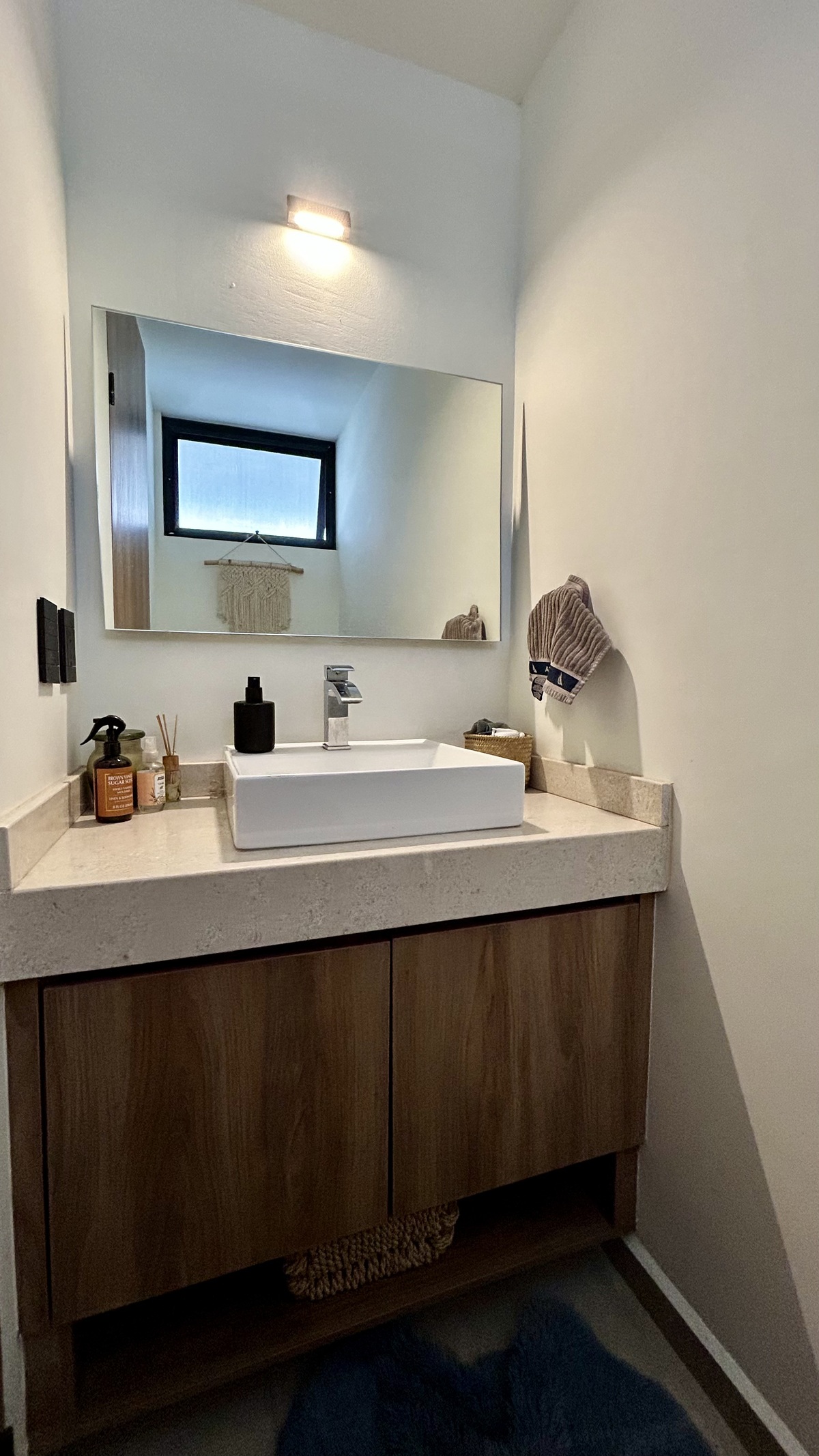 3 of 22: medio baño
