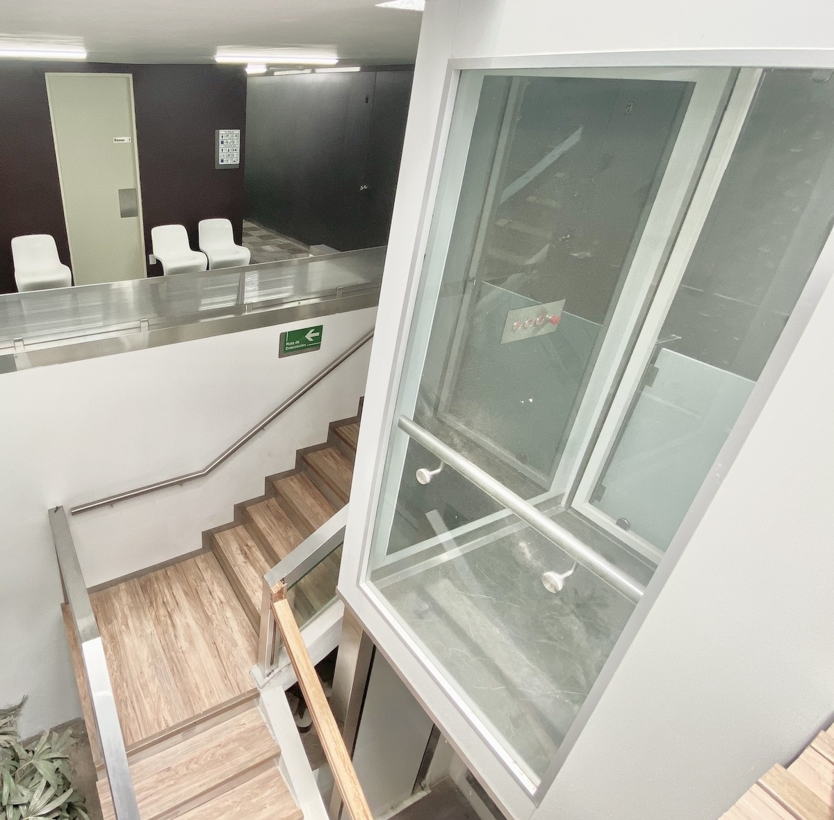 2 de 30: EDIFICIO DE 3 PISOS Y CON ELEVADOR