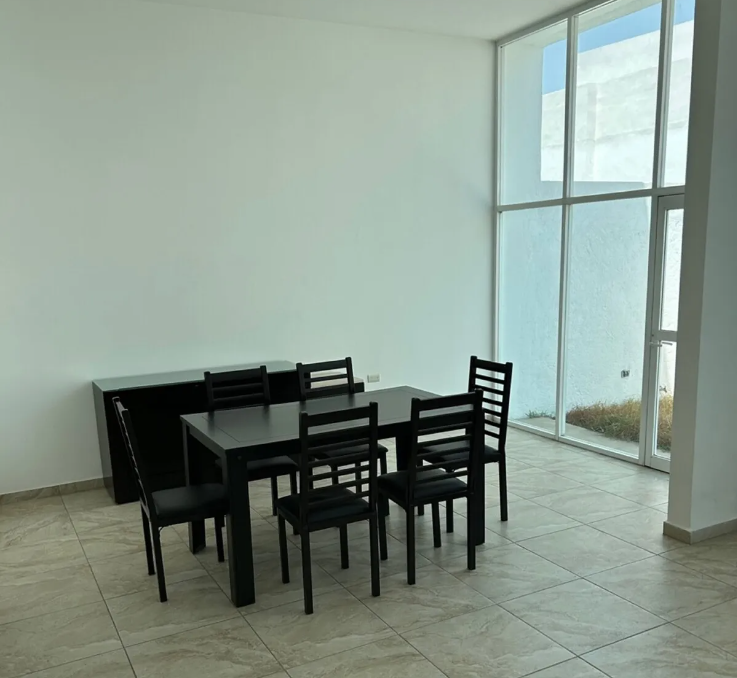 3 de 8: Espacio amplio de comedor