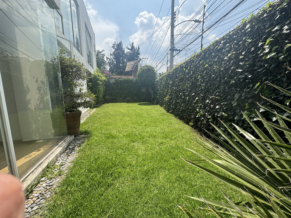 3 of 32: Jardín