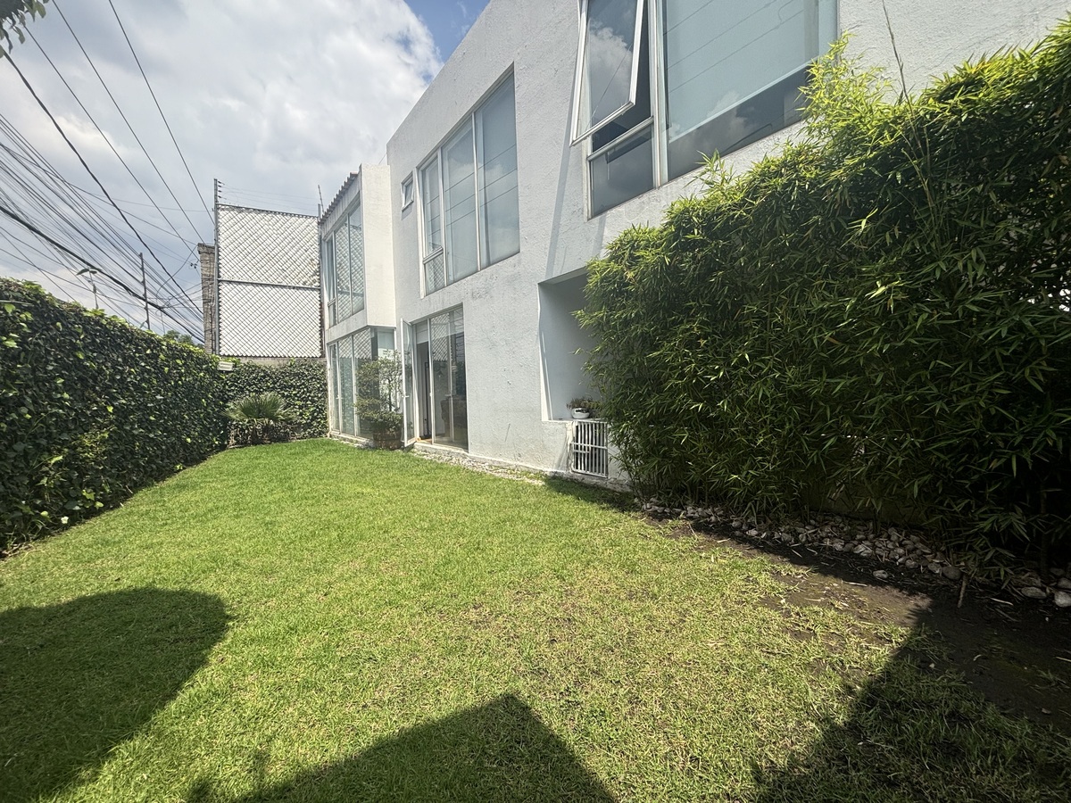 4 of 32: Fachada hacia el jardín