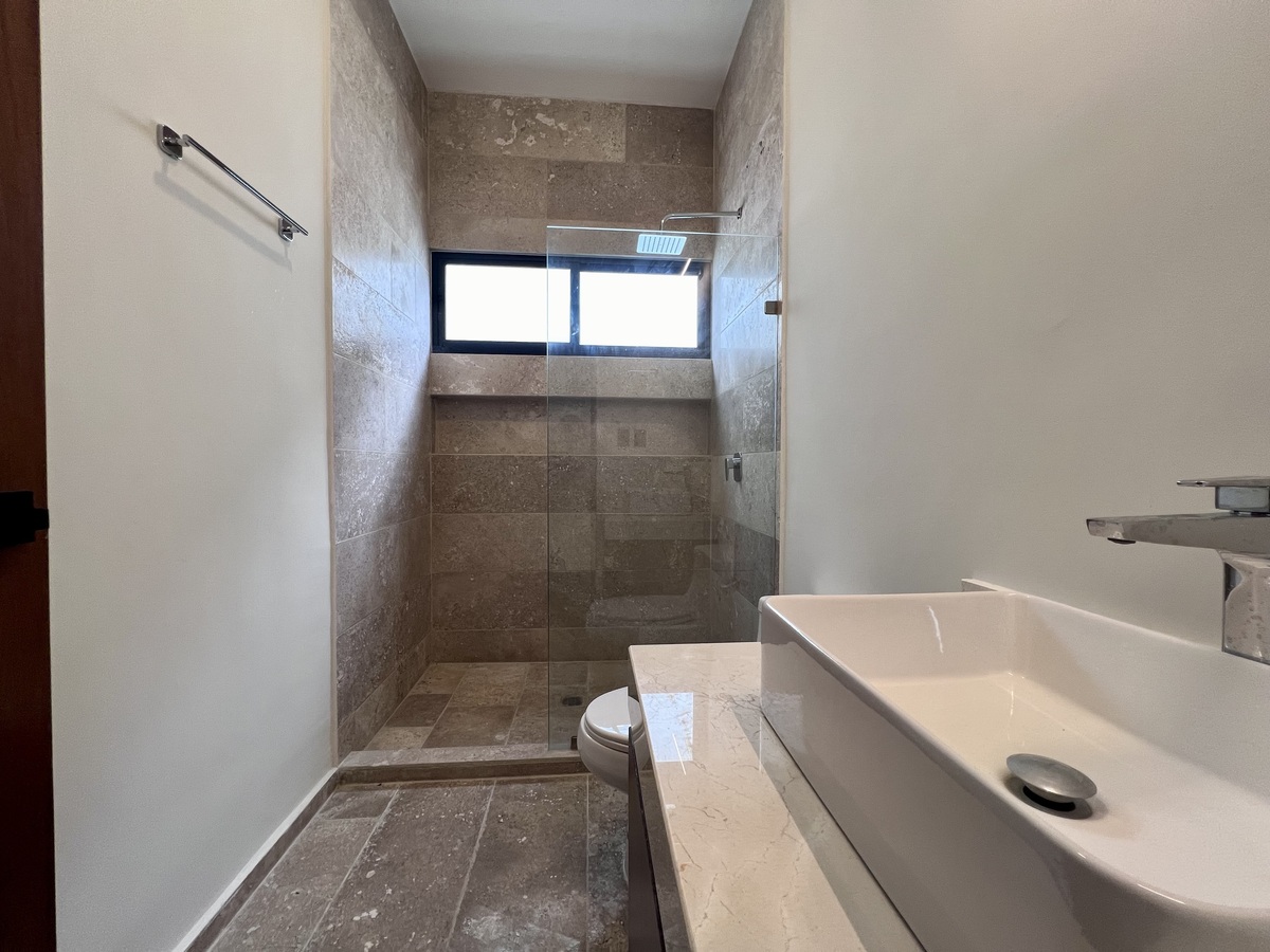 20 de 37: BAÑO COMPLETO PLANTA BAJA