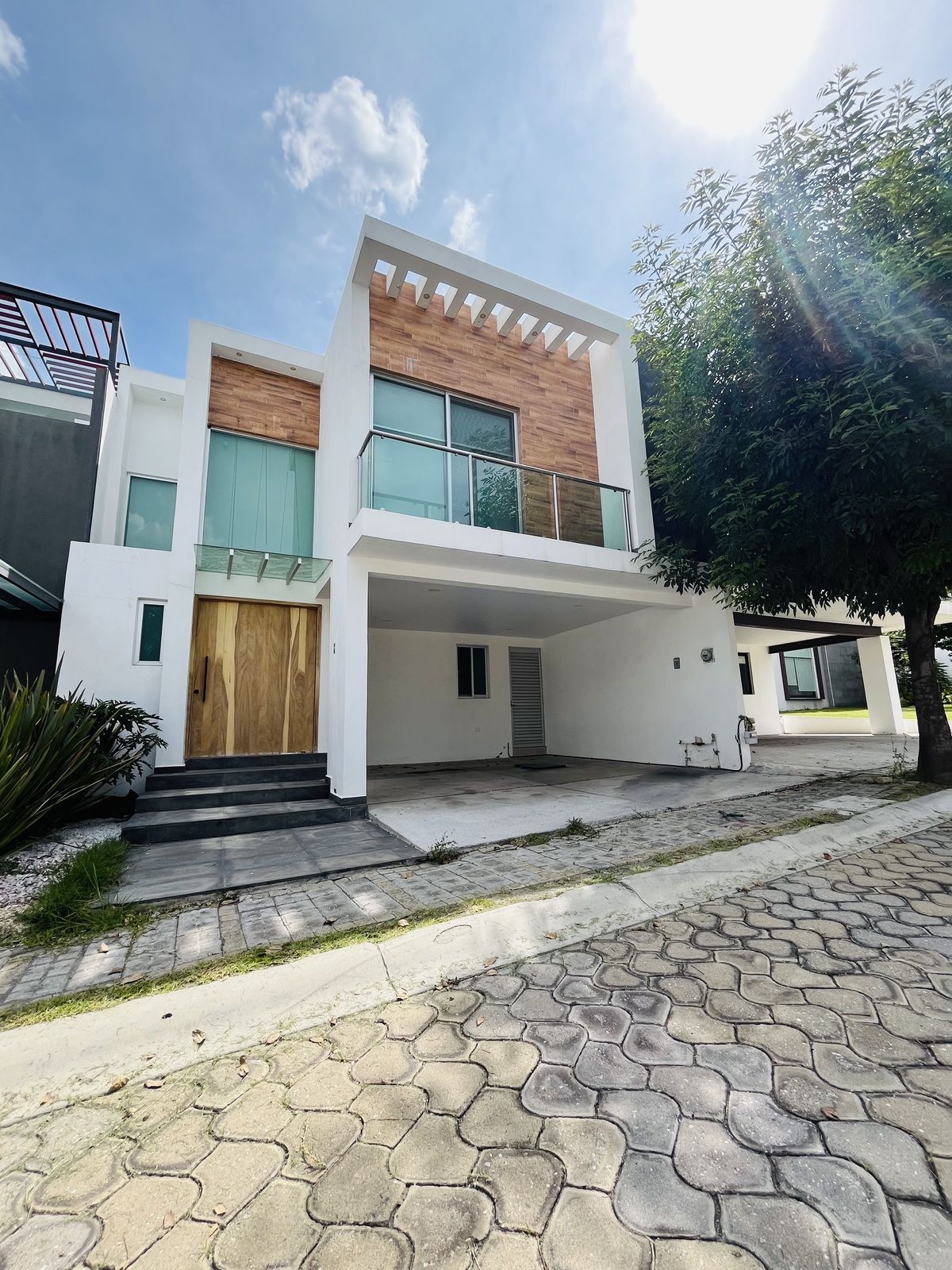 CASA EN RENTA DE 3 RECÁMARAS CON VESTIDOR Y BAÑO CADA UNA EN PARQUE NUEVO LEÓN, foto 1 de 23