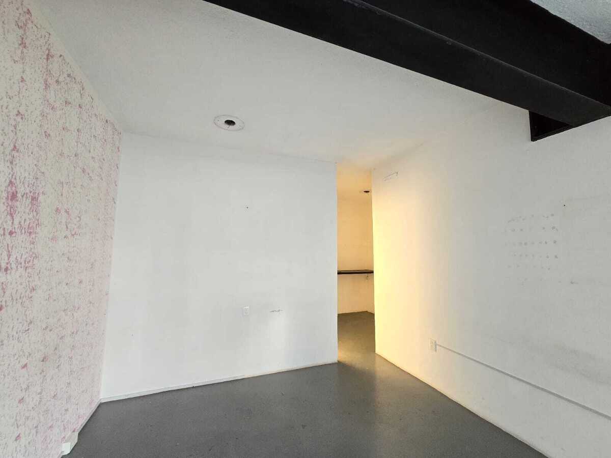 15 de 24: VISTA DE LA PUERTA HACIA EL CUBICULO Y BAÑO