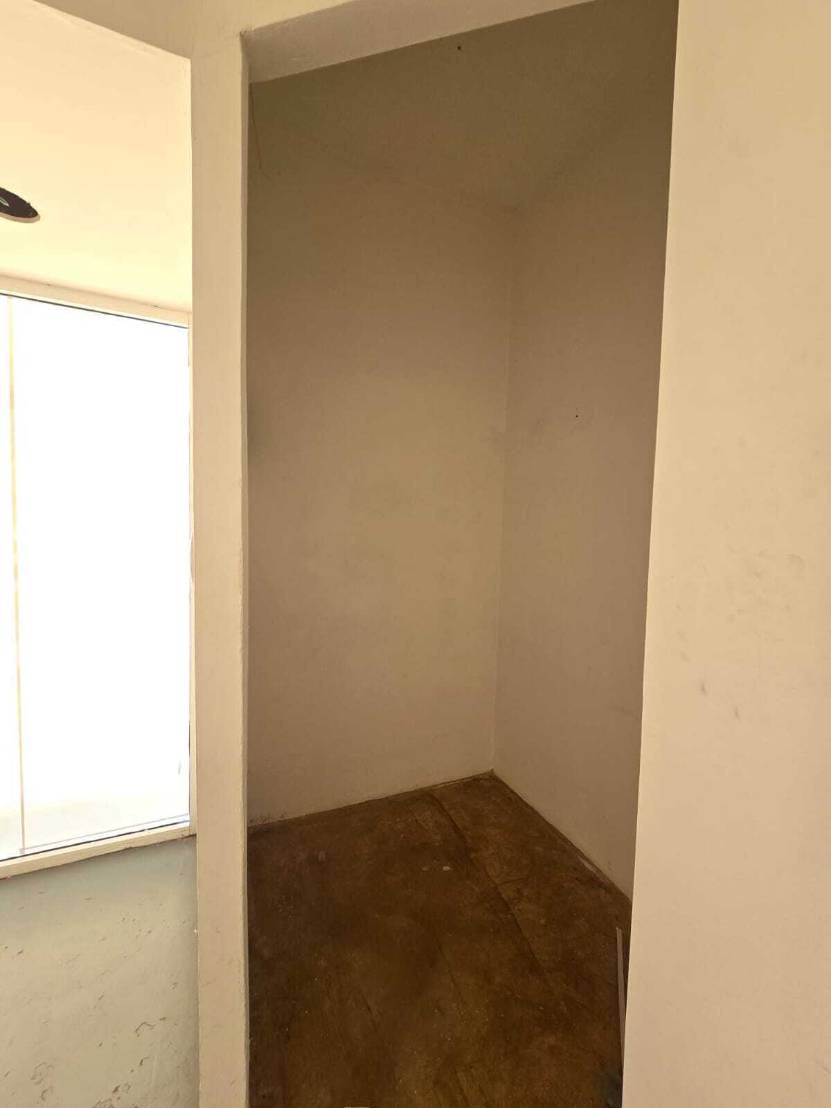 17 de 24: MINIBODEGA DENTRO DE CUBICULO