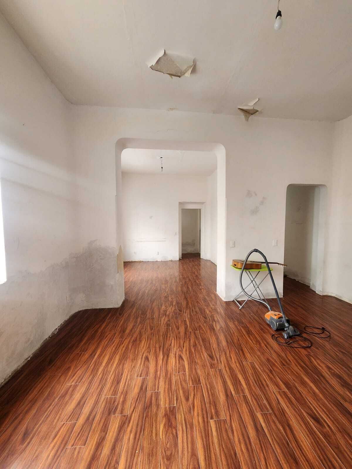 3 de 14: Sala y comedor al fondo