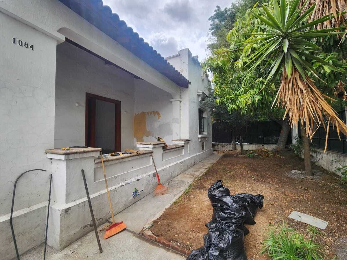 6 de 14: Jardín frontal e ingreso