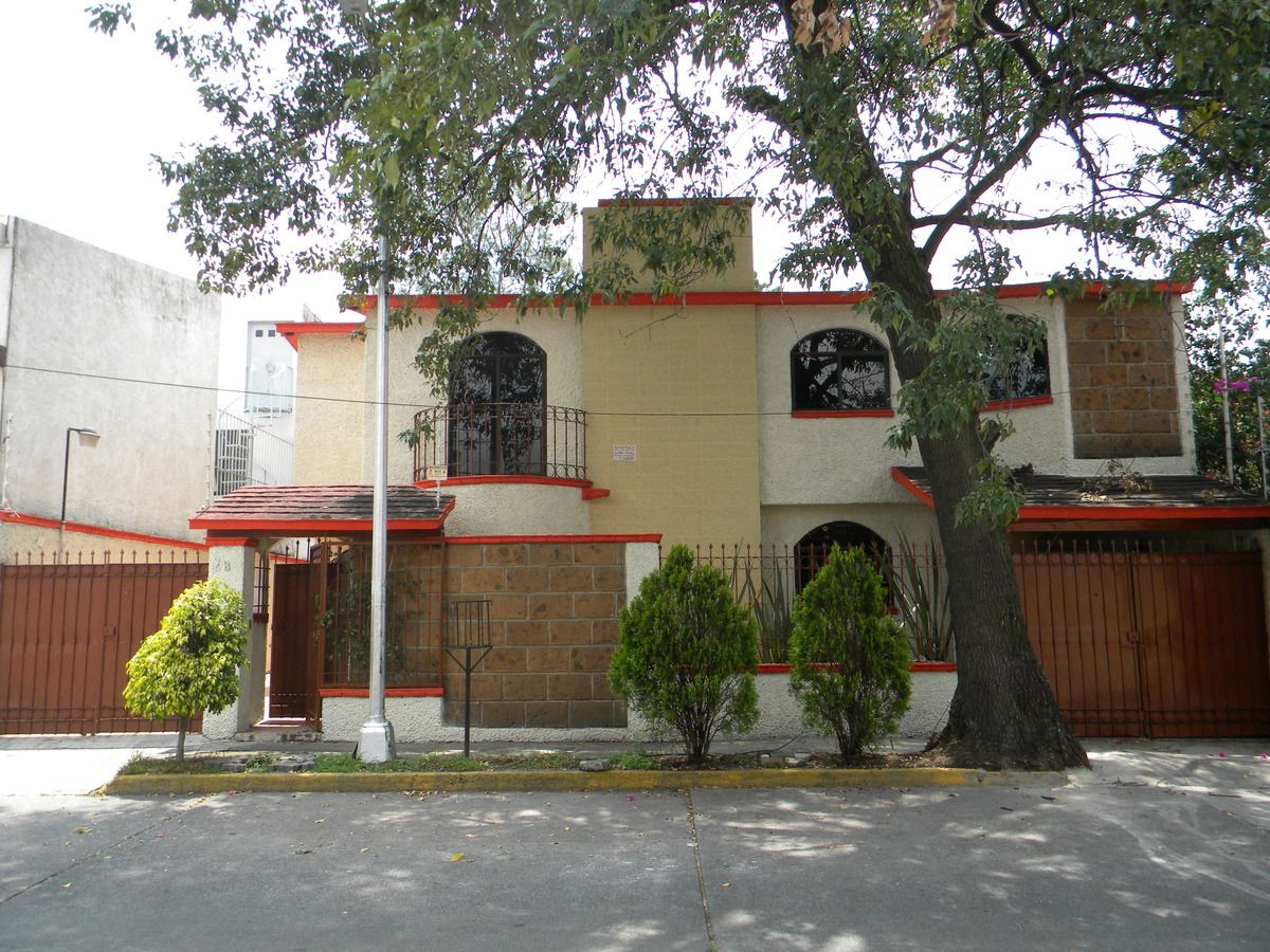 Linda casa residencial em frente a uma praça de compras, foto 1 de 10