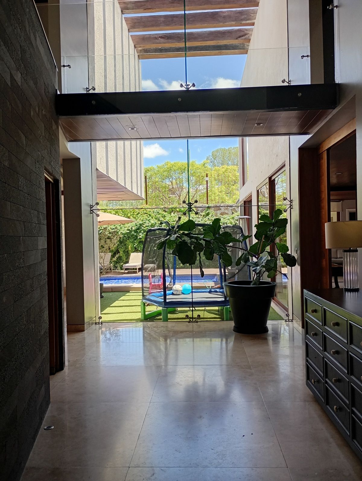 ENTRADA CON DOBLE ALTURA