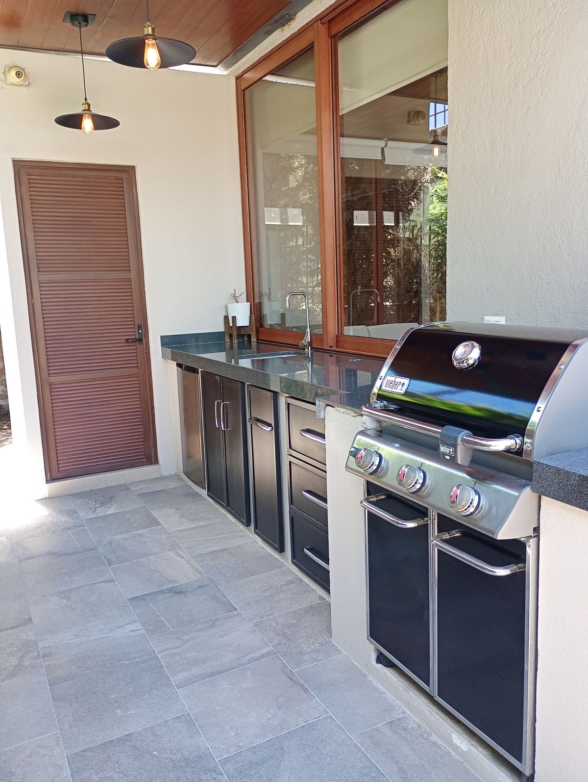 ASADOR Y MEDIO BAÑO