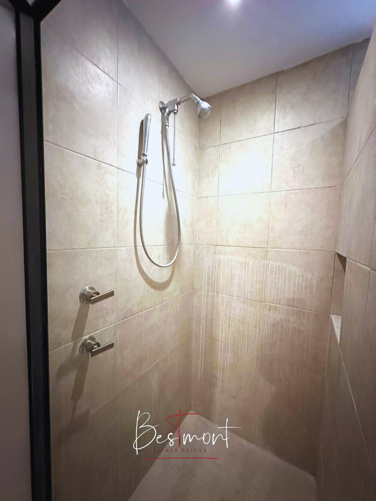 21 of 28: Baño completo compartido recámaras secundarias