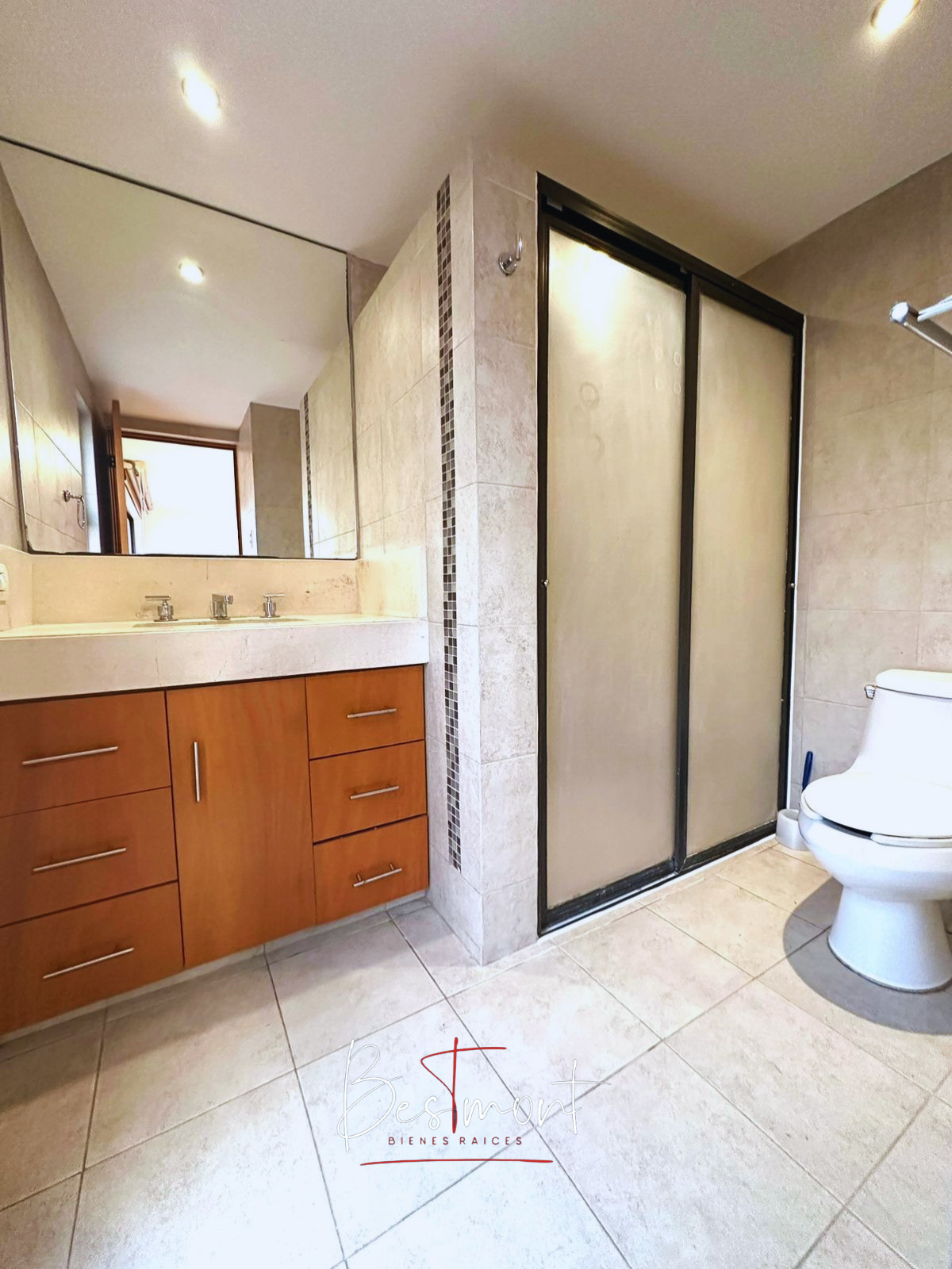 16 of 28: Baño recámara principal