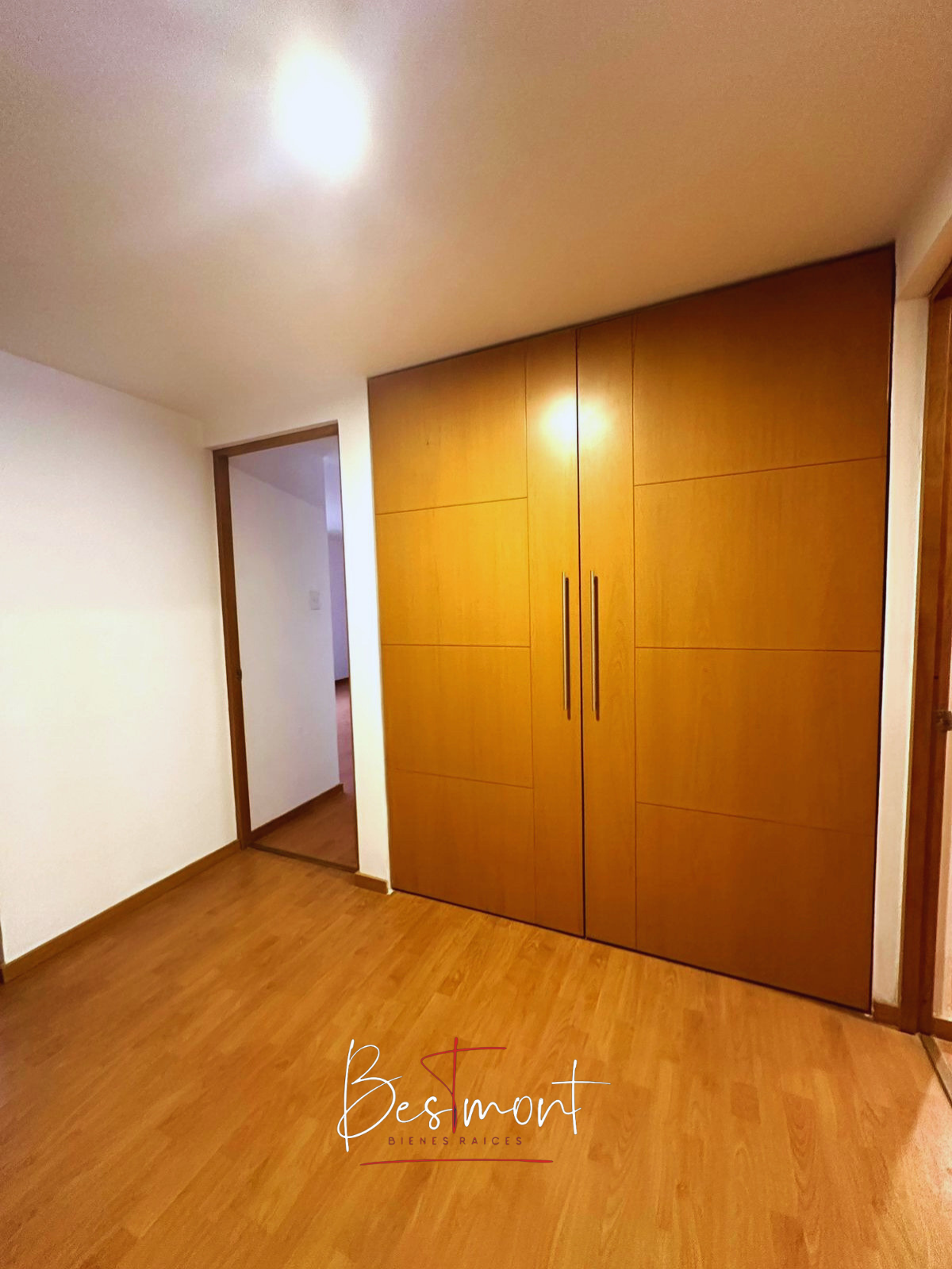 12 of 28: Clóset de blancos