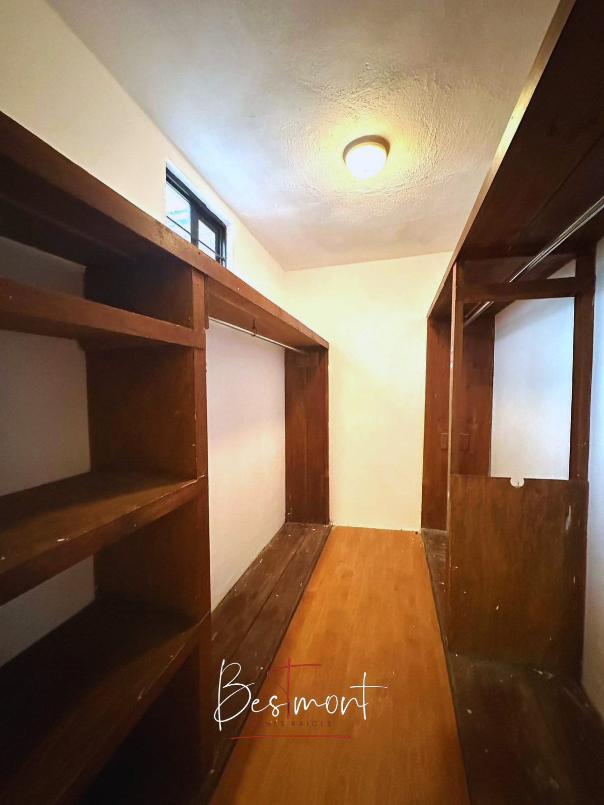 10 of 28: Clóset recámara planta baja o sala de TV