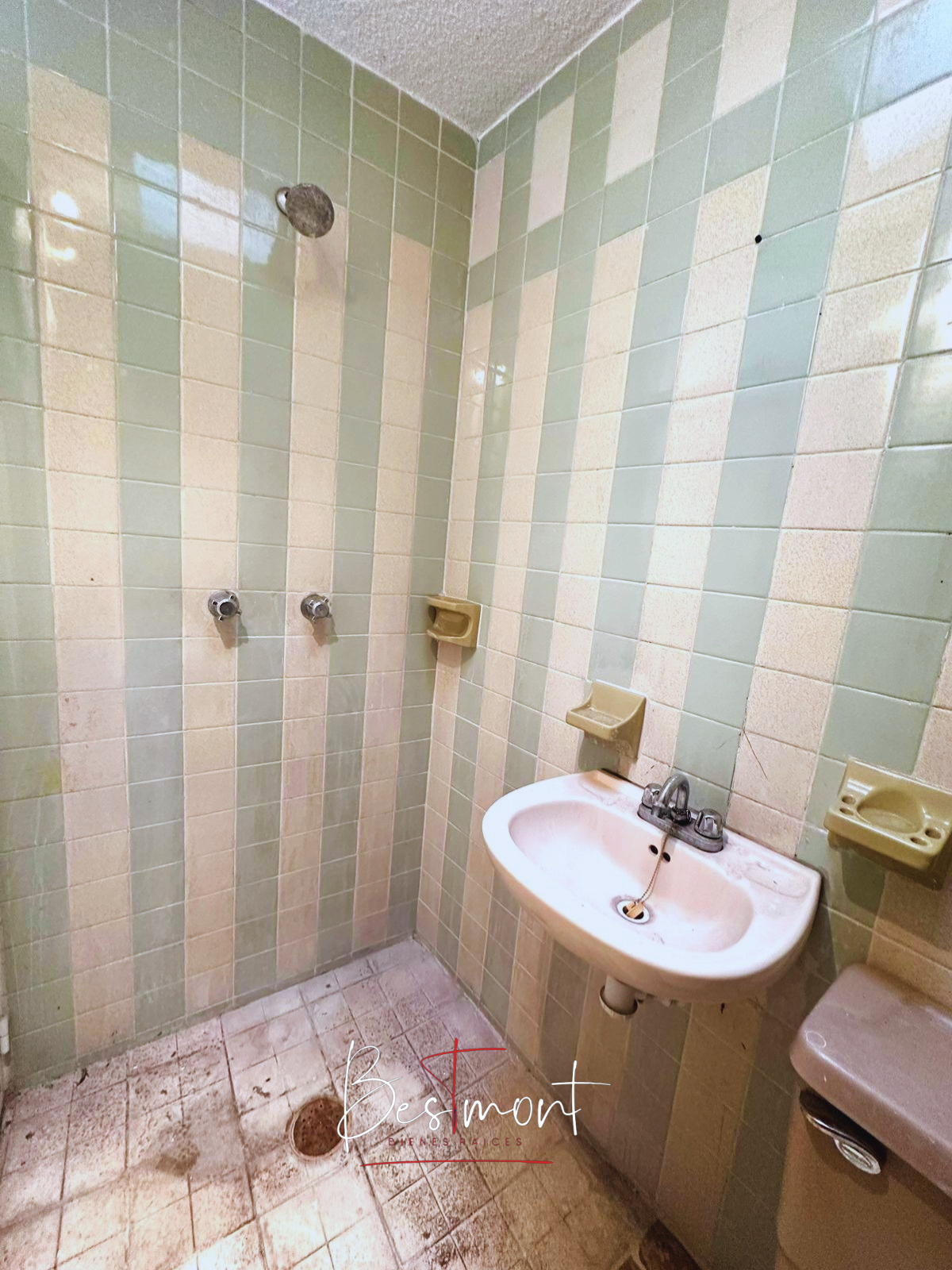 23 of 28: Baño completo cuarto de servicio