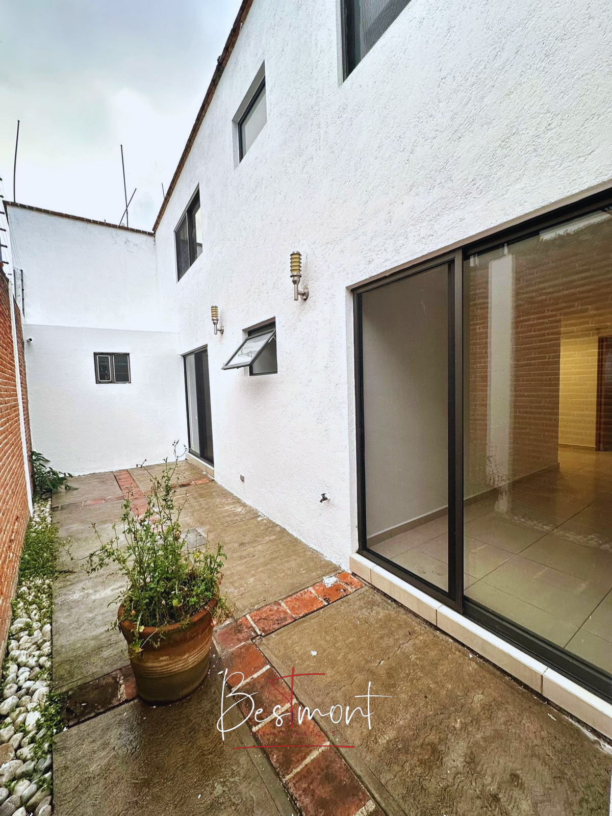 27 of 28: Patio trasero