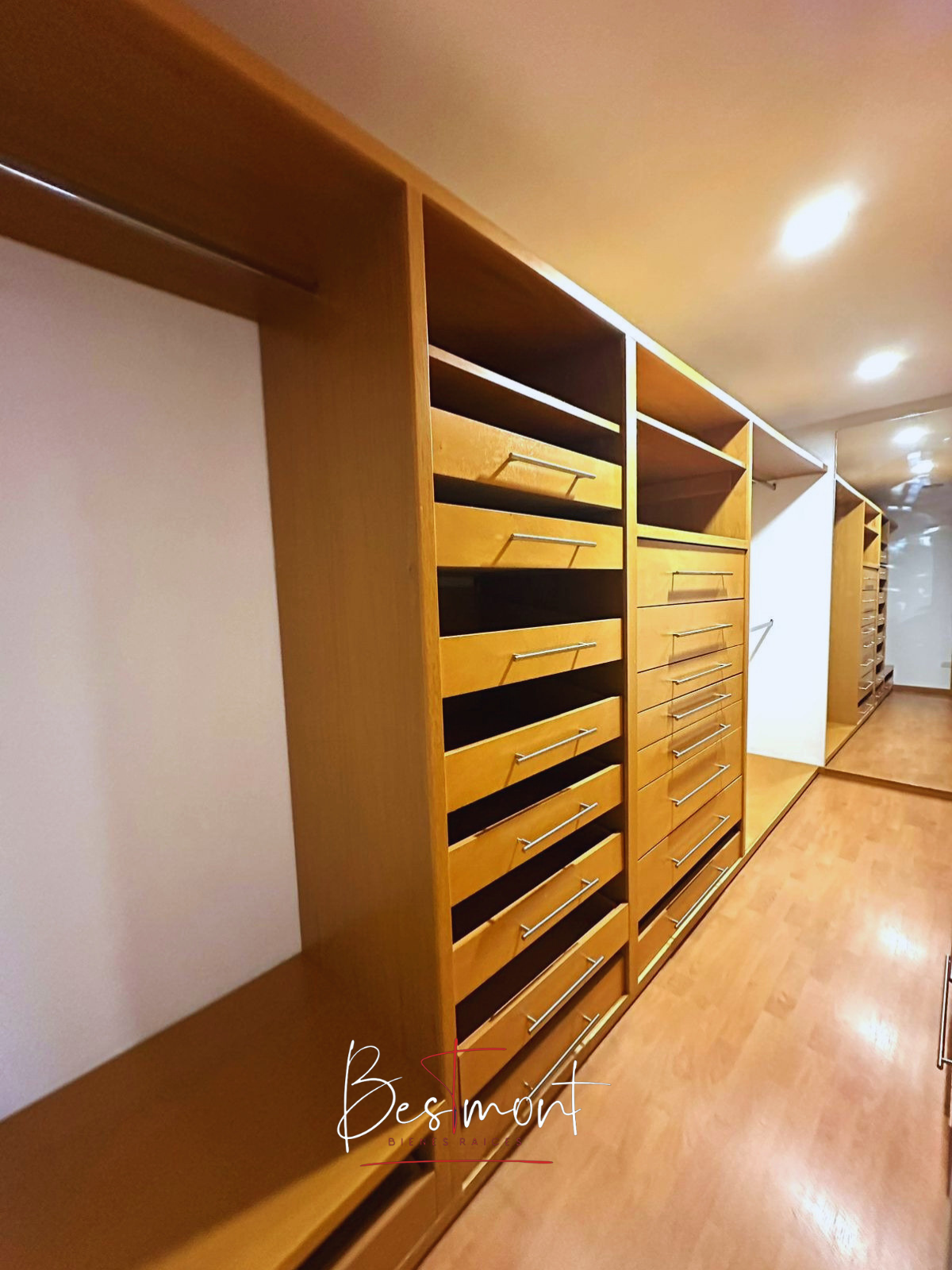 15 of 28: Vestidor recámara principal